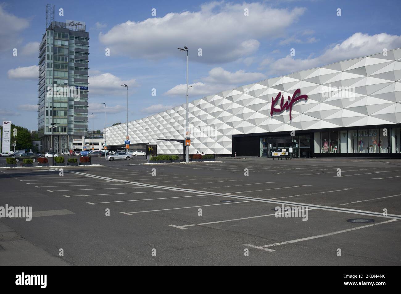 Un parking vide est vu à côté d'un centre commercial pendant le confinement de Covid-19 à Varsovie, Pologne sur 30 avril 2020. Le gouvernement polonais a annoncé qu'à partir du début du mois de mai, le pays commencera à assouplir les restrictions de verrouillage du coronavirus en entrant dans la deuxième étape, sur un programme en quatre étapes. Cela signifie que les centres commerciaux, les crèches et les préchools, les hôtels et les institutions culturelles seront à nouveau ouverts aux pubbliques. D'autres mesures de protection, comme le maintien d'une distance de sécurité de deux mètres par rapport aux autres dans les espaces publics et le port d'un masque facial, restent obligatoires. (Photo par Aleksander Kalka Banque D'Images