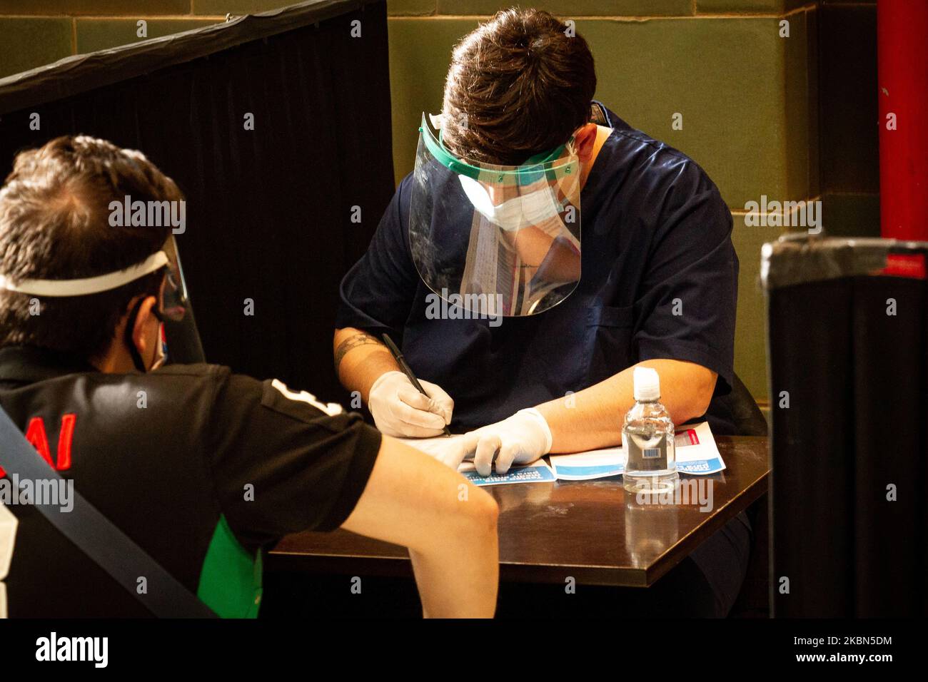 Les contrôles (tests) ont été effectués par le personnel de santé de la station de Retiro à Buenos Aires, en Argentine, sur 29 avril 2020. (Photo par Federico Rotter/NurPhoto) Banque D'Images