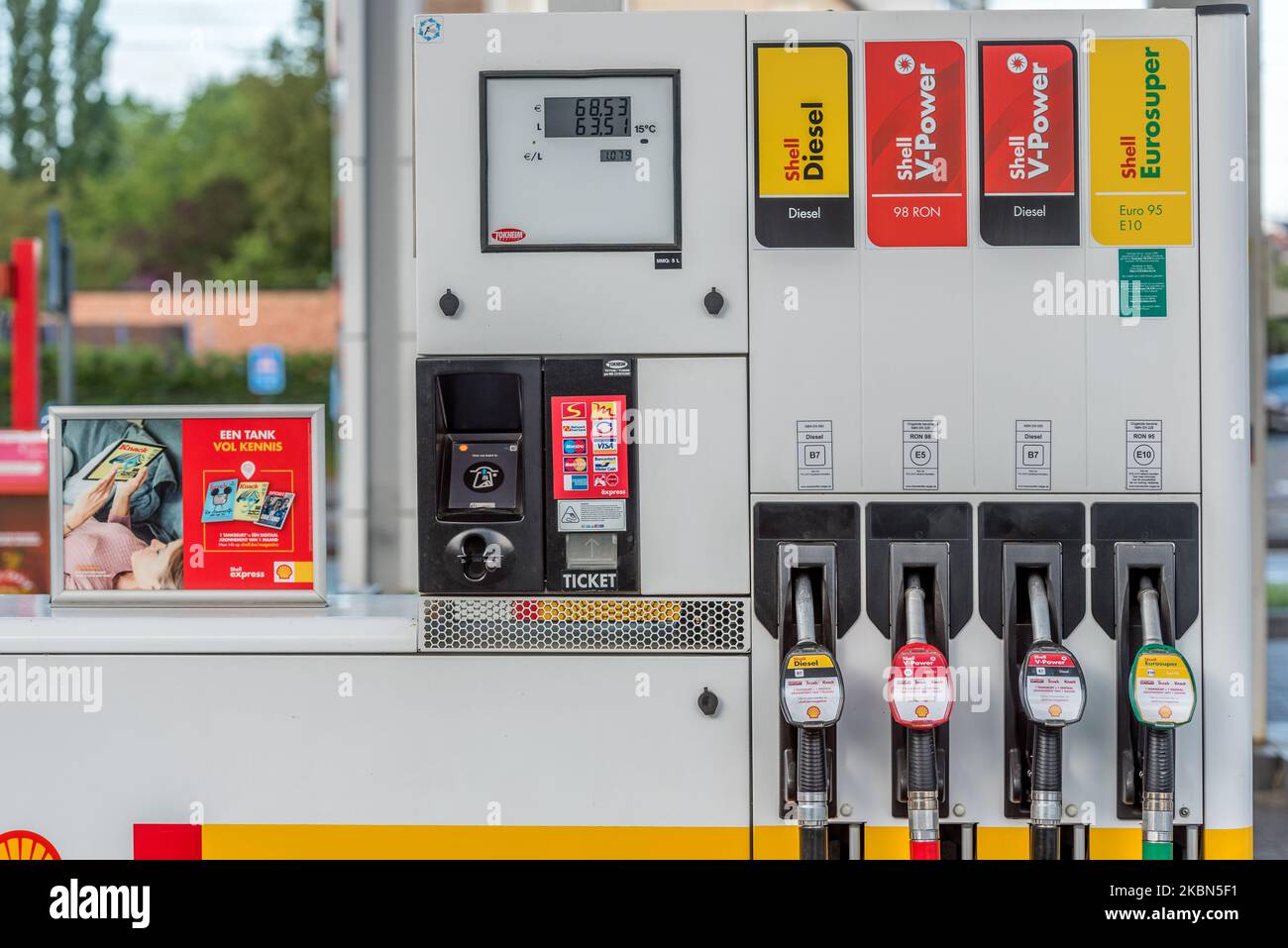 Vue générale des stands de pompes à carburant de la station-service