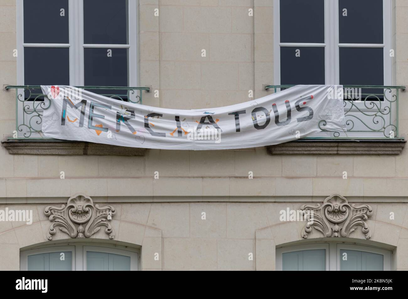 Certains résidents de Nantes, France ont fait preuve d'imagination pour exprimer leur mécontentement malgré l'isolement dû au coronavirus / Covid-19 ce 1 mai 2020, fête du travail depuis leur balcon en affichant des messages de solidarité envers le personnel infirmier. (Photo par Estelle Ruiz/NurPhoto) Banque D'Images