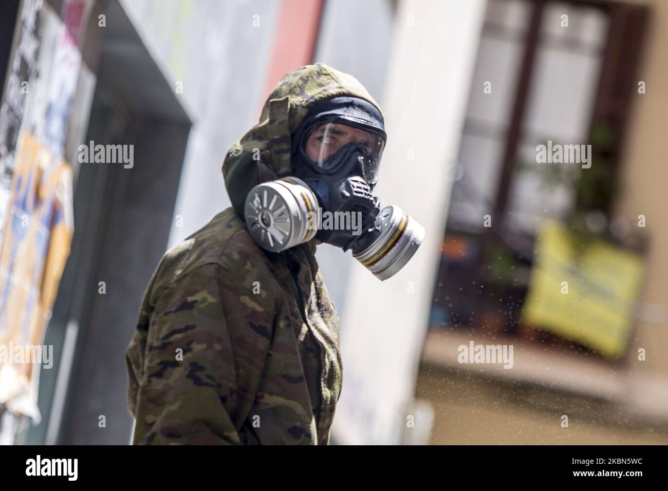 Les membres de l'unité militaire de RNBQ1 de l'armée espagnole, portant des combinaisons de protection NBQ (nucléaire - biologique - chimique) et des masques à gaz, participent à la désinfection d'un foyer de soins pour les personnes âgées pendant la crise du coronavirus - COVID-19 à Barcelone, Catalogne, Espagne sur 1 mai 2020. (Photo par Albert Llop/NurPhoto) Banque D'Images