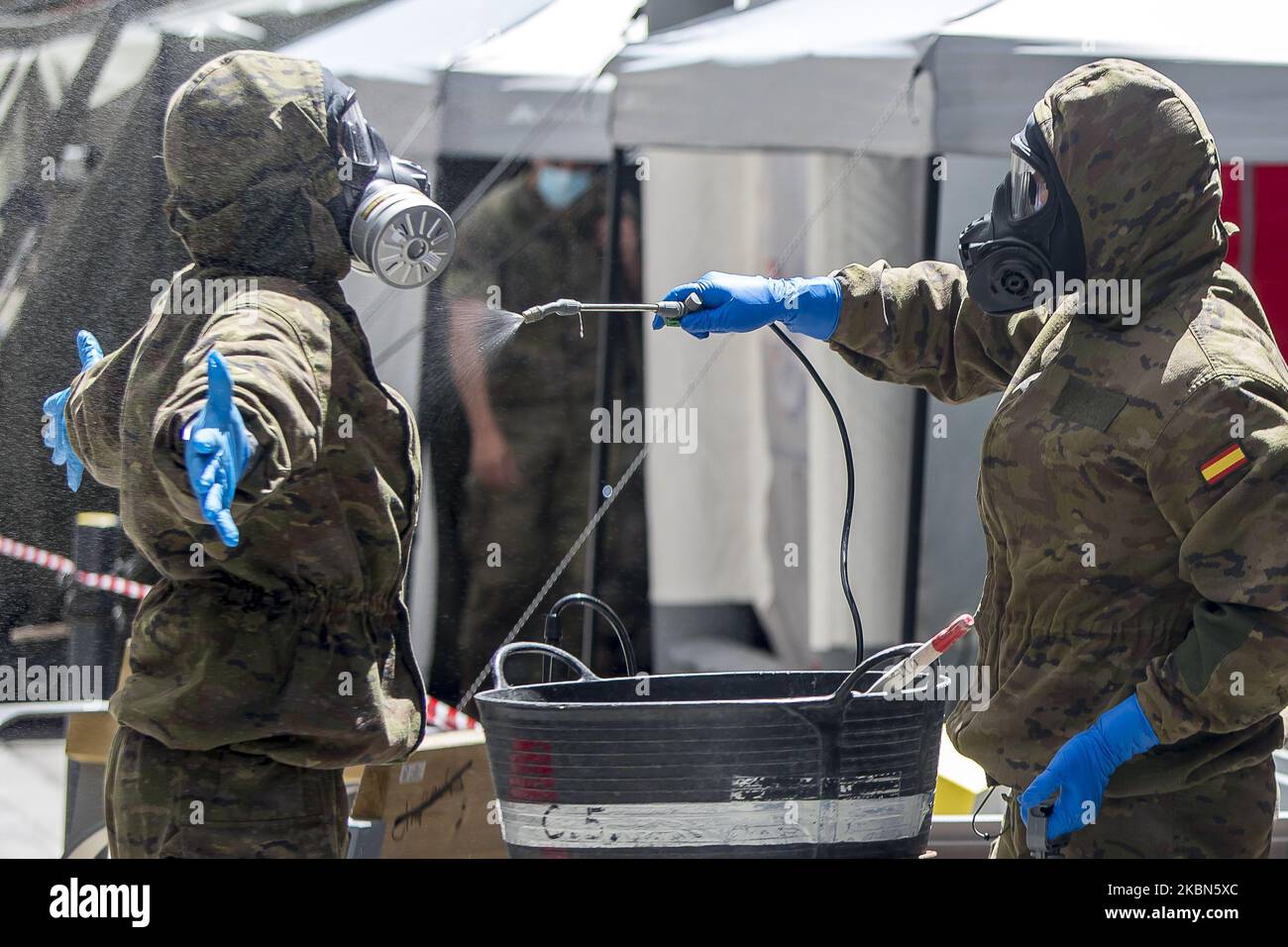 Les membres de l'unité militaire de RNBQ1 de l'armée espagnole, portant des combinaisons de protection NBQ (nucléaire - biologique - chimique) et des masques à gaz, participent à la désinfection d'un foyer de soins pour les personnes âgées pendant la crise du coronavirus - COVID-19 à Barcelone, Catalogne, Espagne sur 1 mai 2020. (Photo par Albert Llop/NurPhoto) Banque D'Images