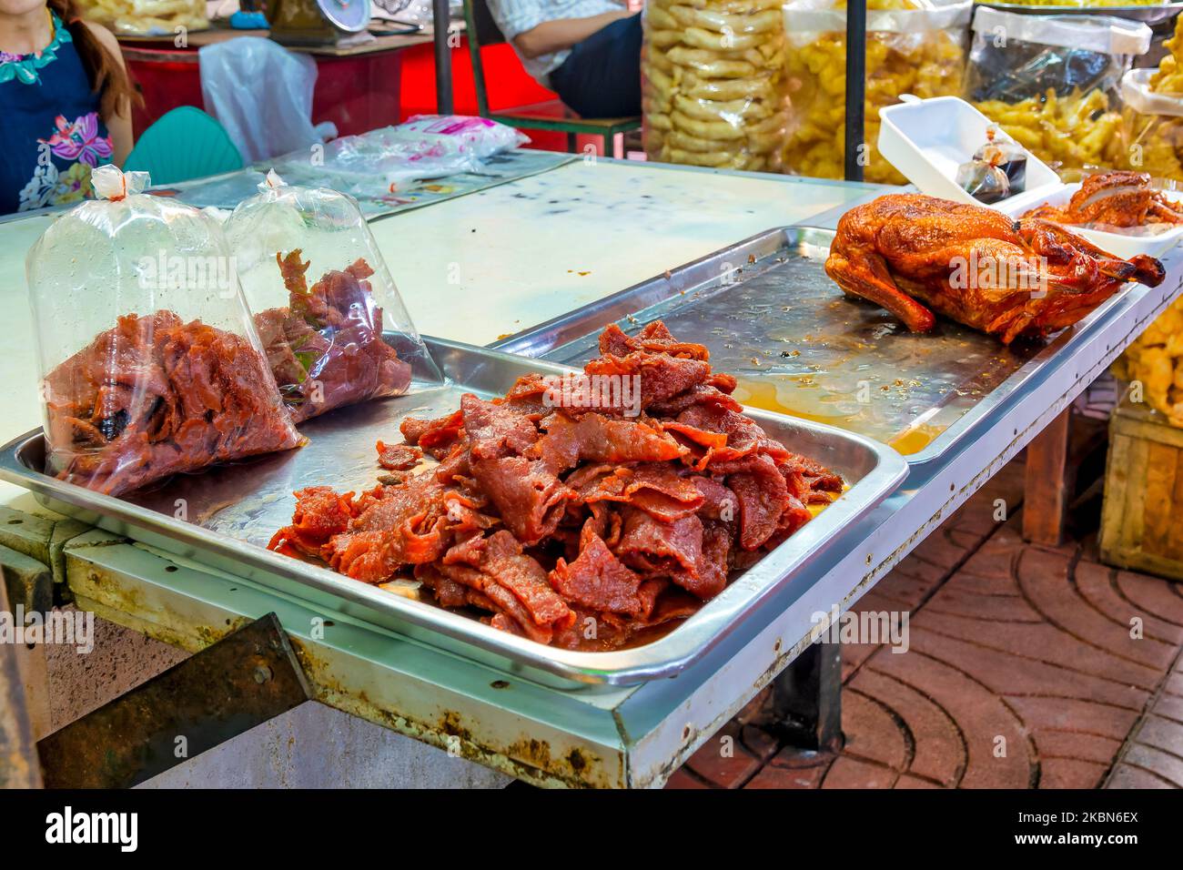 Vendeurs de nourriture dans le vieux marché Talat Kao à soi 6 de Yaowarat Road, Bangkok, Thaïlande Banque D'Images