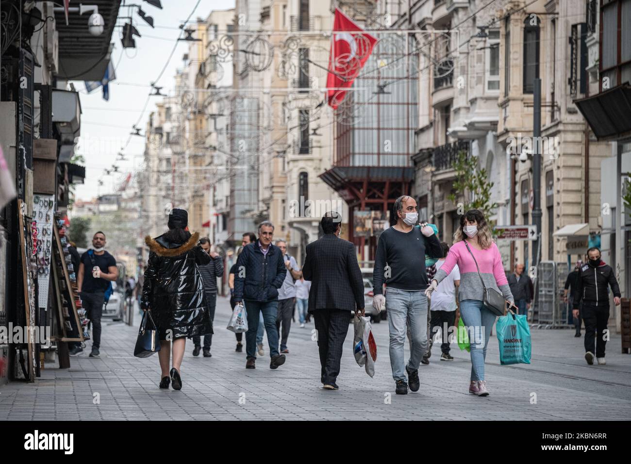 Le 29 avril 2020, des piétons turcs portaient des masques en descendant la rue Istiklal, un quartier commerçant principal d'Istanbul. Istanbul est le centre de la pandémie Covid-19 en Turquie, de nombreux résidents ont continué leurs habitudes quotidiennes malgré les directives de distanciation sociale, bien que certains pratiquent l'auto-isolement et portent des masques dans les rues. (Photo de Diego Cupolo/NurPhoto) Banque D'Images