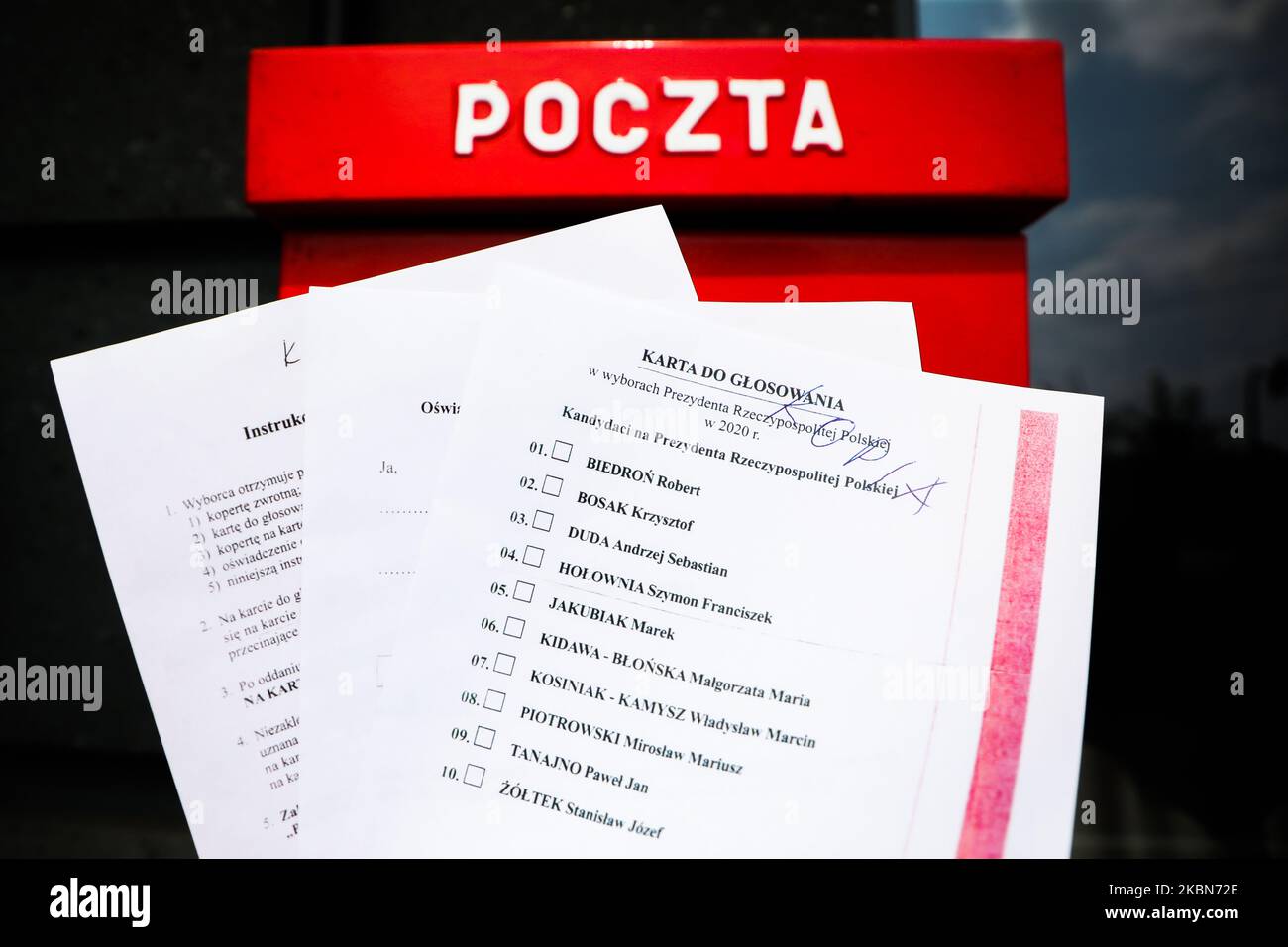 Une copie des documents de l'ensemble d'élection est photographiée pour une photo d'illustration avec la boîte aux lettres Poczta Polska en arrière-plan. Cracovie, Pologne sur 2 mai 2020. Un ensemble de votes a été divulgué lors des prochaines élections par correspondance, avec une liste complète des candidats à la présidence et une déclaration de nom et de nom de famille sur le vote secret. Malgré la pandémie du coronavirus, le gouvernement polonais prévoit de tenir l'élection présidentielle sur 10 mai sous la forme d'un vote de correspondance. (Photo de Beata Zawrzel/NurPhoto) Banque D'Images