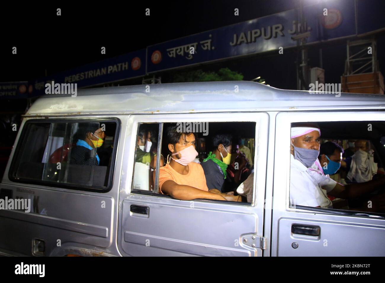 Les migrants arrivent à la gare ferroviaire pour monter dans un train spécial pour atteindre leur lieu d'origine lors du verrouillage national imposé à la suite de la nouvelle pandémie mortelle de coronavirus à Jaipur, Rajasthan, Inde. 01 mai, 2020. Les chemins de fer ont commencé des trains spéciaux pour déplacer des travailleurs migrants , des pèlerins, des touristes , des étudiants et d'autres personnes bloqués dans différents endroits en raison de leur confinement , pour les aider à atteindre leurs lieux d'origine.(photo de Vishal Bhatnagar/NurPhoto) Banque D'Images