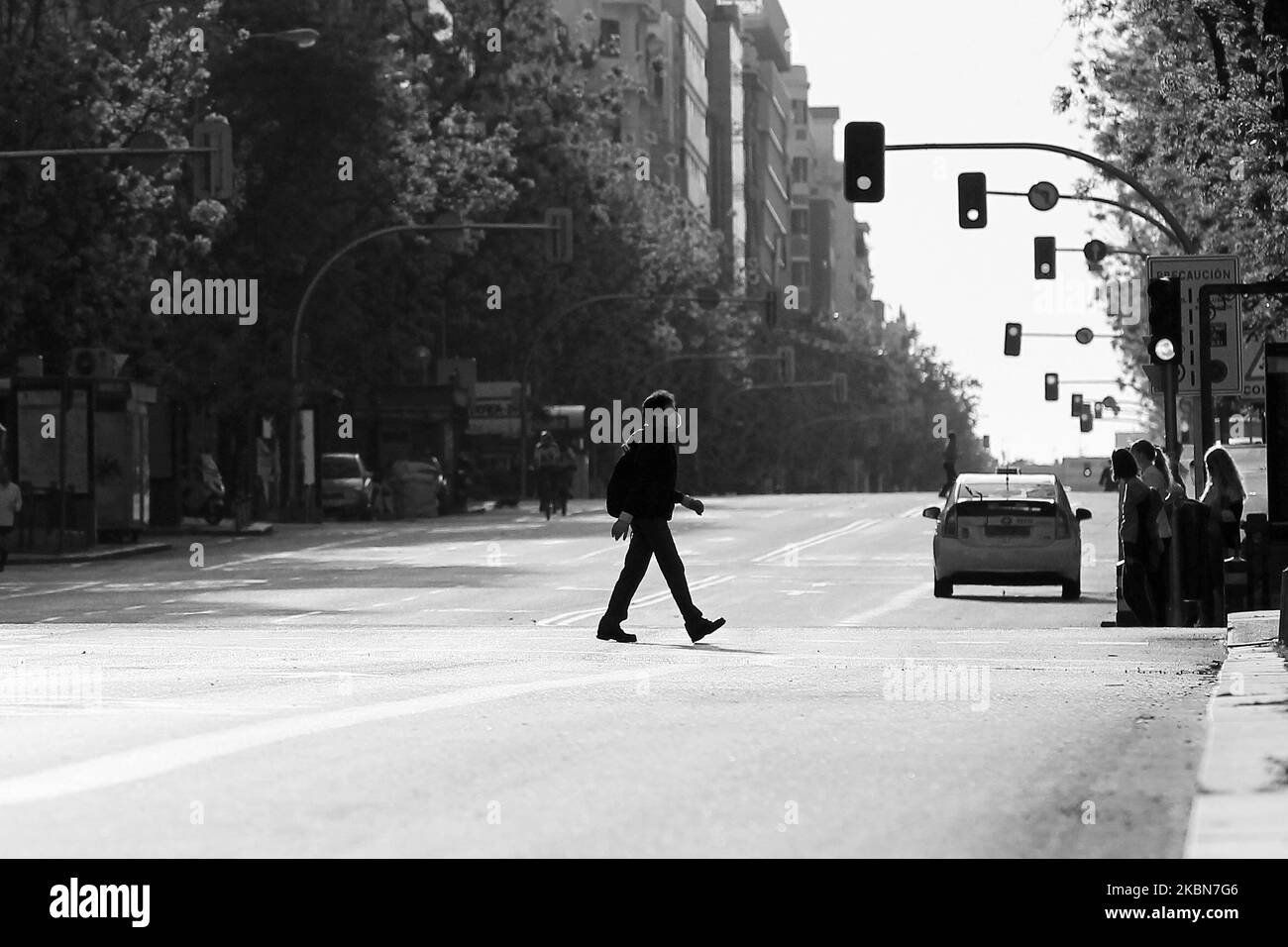 Un homme court le premier jour depuis que l'Espagne a adouci les mesures de verrouillage Covid-19 pour permettre l'exercice sur 02 mai 2020 à Madrid, Espagne. (Photo par Itahisa Hernandez/COOLMedia/NurPhoto) Banque D'Images