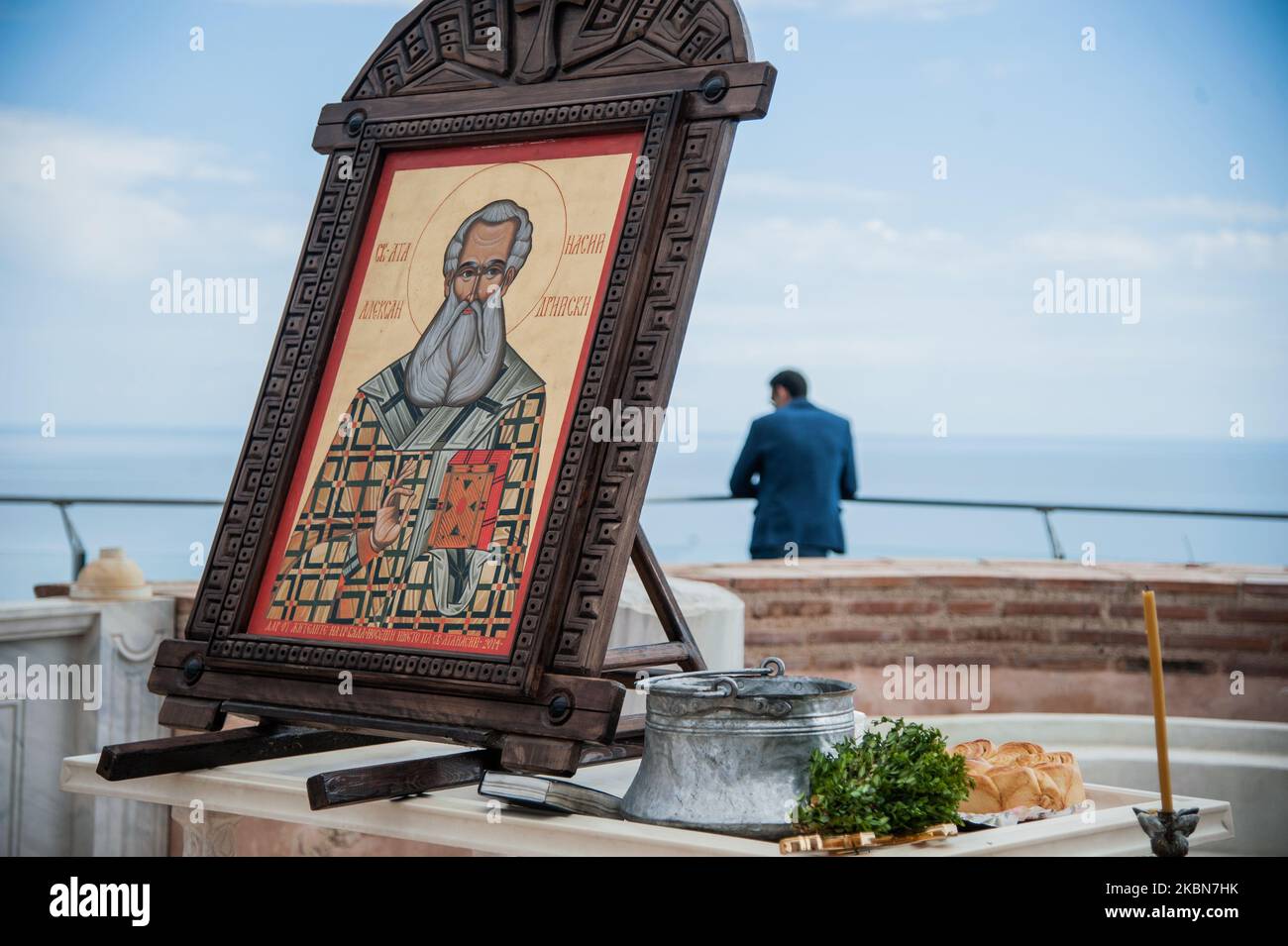 L'icône de Saint Athanasius. Au cours des 6 dernières années, la tradition de célébration de la Saint Athanasius le 2 mai a repris à Byala après plus de 50 ans d'interruption. On croit que le saint est le patron du cap et même peut-être de la basilique de l'antiquité tardive que l'on trouve là-bas par les archéologues. Traditionnellement, les habitants de la ville portent l'icône du saint sur plusieurs kilomètres - du centre de Byala à la basilique, découverte dans les limites de la forteresse antique du Cap Saint-Atanas. Cette année, en raison des mesures pour la non-prolifération du coronavirus, la célébration Banque D'Images