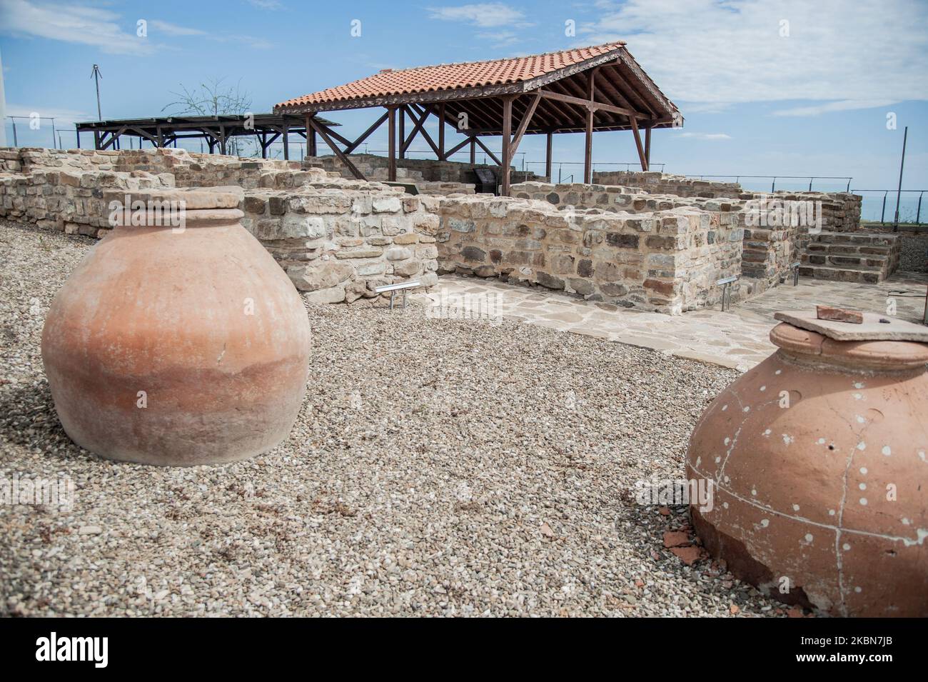 Forteresse de l'antiquité tardive à cape St. Athanas. Au cours des 6 dernières années, la tradition de célébration de la Saint Athanasius le 2 mai a repris à Byala après plus de 50 ans d'interruption. On croit que le saint est le patron du cap et même peut-être de la basilique de l'antiquité tardive que l'on trouve là-bas par les archéologues. Traditionnellement, les habitants de la ville portent l'icône du saint sur plusieurs kilomètres - du centre de Byala à la basilique, découverte dans les limites de la forteresse antique du Cap Saint-Atanas. Cette année, en raison des mesures de non-prolifération du coronav Banque D'Images