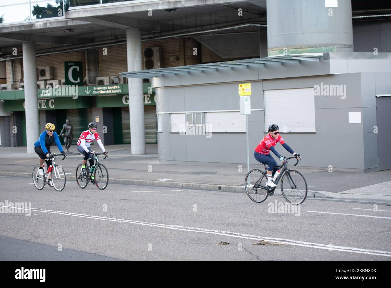 Sydneysider a vu le vélo au Sydney Cricket Ground sur 03 mai 2020 à Sydney, en Australie. Le gouvernement de Nouvelle-Galles du Sud a assoupli les mesures de confinement de la COVID-19 en réponse à une baisse des cas de coronavirus dans l'ensemble de l'État. A partir du vendredi 1 mai, deux adultes et enfants à charge seront autorisés à visiter un autre foyer pour réduire l'isolement social et améliorer la santé mentale, mais des mesures de distanciation sociale doivent toujours être observées et des précautions supplémentaires doivent être prises lors de la visite de personnes de plus de 70 ans (photo par Izhar Khan/NurPhoto) Banque D'Images