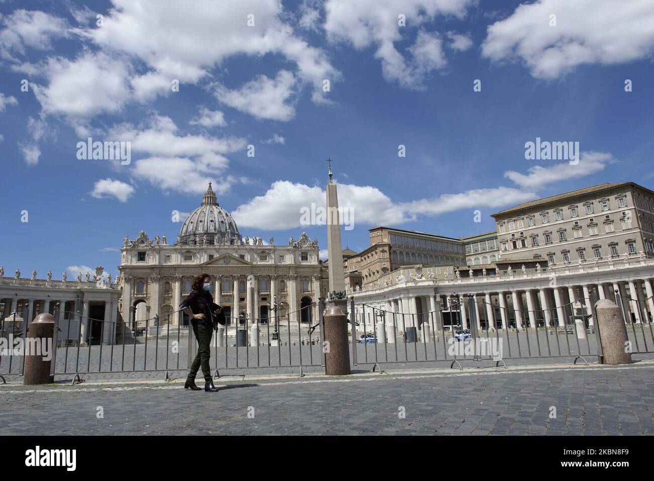 Femme avec des masques médicaux dans la bouche fréquente autour de la place Saint-Pierre pendant l'Angelus traditionnel du Pape François sur la place Saint-Pierre au Vatican, pendant le confinement de Covid-19, 3 mai 2020 du Vatican (photo de Massimo Valicchia/NurPhoto) Banque D'Images