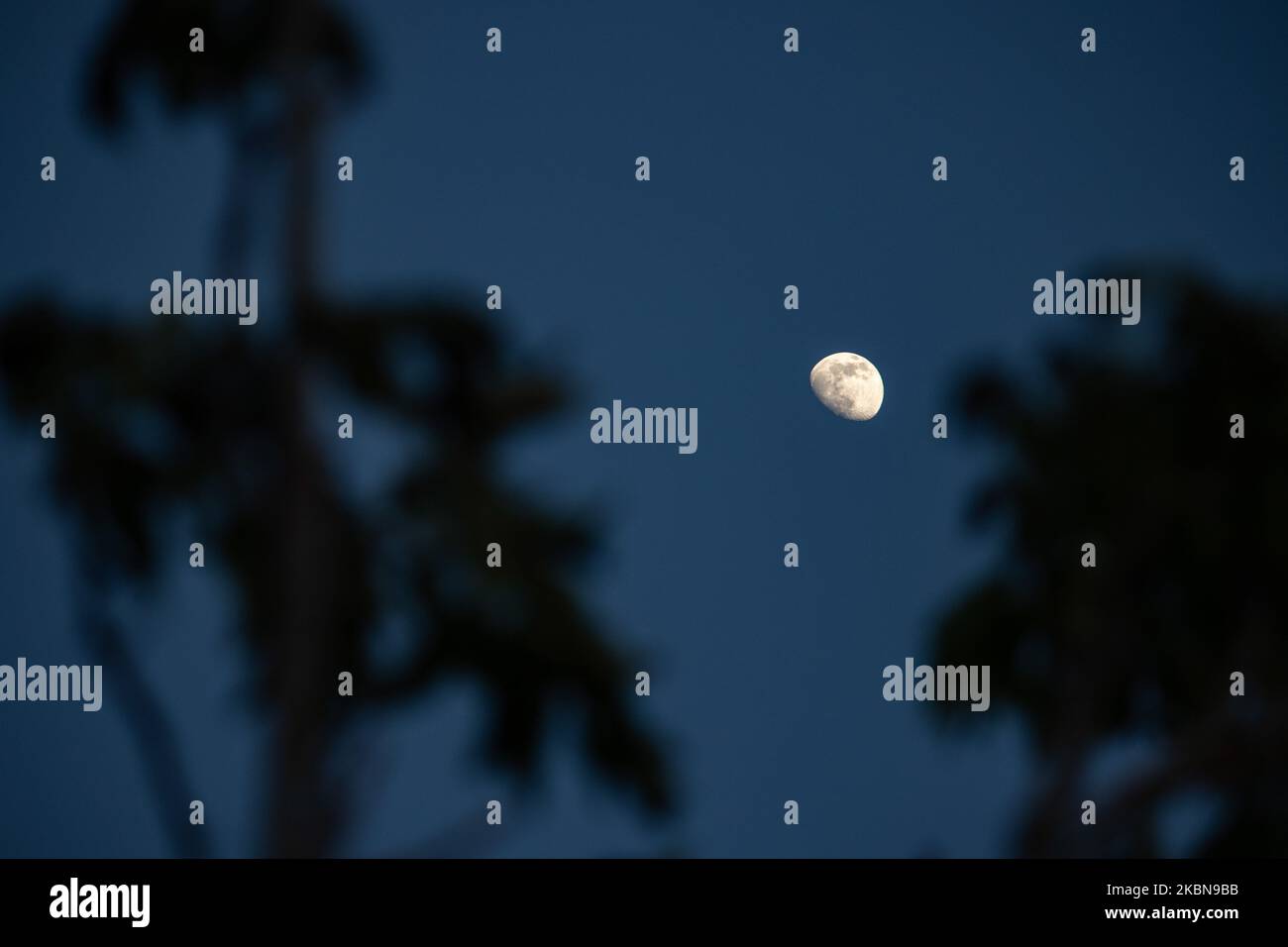 La lune s'élève au-dessus de la ville de Thessalonique en Grèce. Selon le calendrier lunaire, le corps astronomique orbitant la Terre comme son seul satellite naturel, le Luna, est à la phase de Gibbous cirant. 3 mai 2020 (photo de Nicolas Economou/NurPhoto) Banque D'Images