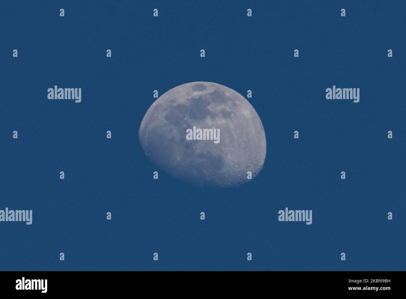 La lune s'élève au-dessus de la ville de Thessalonique en Grèce. Selon le calendrier lunaire, le corps astronomique orbitant la Terre comme son seul satellite naturel, le Luna, est à la phase de Gibbous cirant. 3 mai 2020 (photo de Nicolas Economou/NurPhoto) Banque D'Images