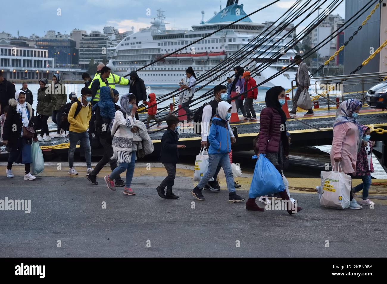 Les chercheurs de sylum du camp de Moria sur l'île de Lesvos arrivent à bord du ferry de Nissos Samos au port du Pirée, sur 4 mai 2020 pour être relocalisés dans des camps sur le continent tandis que la Grèce lève progressivement le blocage des coronavirus. (Photo de Nicolas Koutsokostas/NurPhoto) Banque D'Images