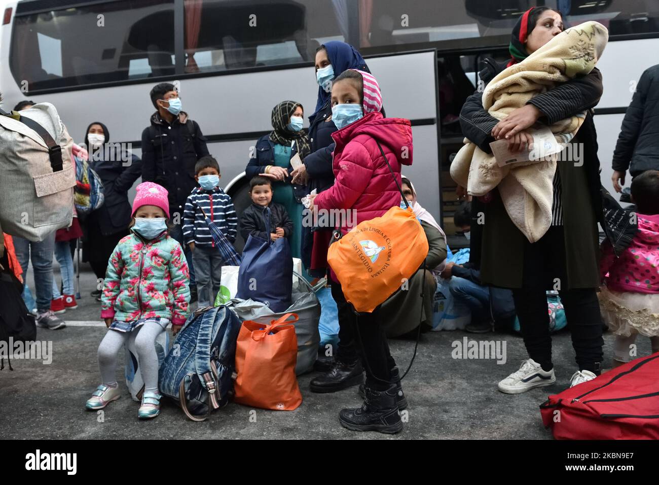 Les chercheurs de sylum du camp de Moria sur l'île de Lesvos arrivent à bord du ferry de Nissos Samos au port du Pirée, sur 4 mai 2020 pour être relocalisés dans des camps sur le continent tandis que la Grèce lève progressivement le blocage des coronavirus. (Photo de Nicolas Koutsokostas/NurPhoto) Banque D'Images