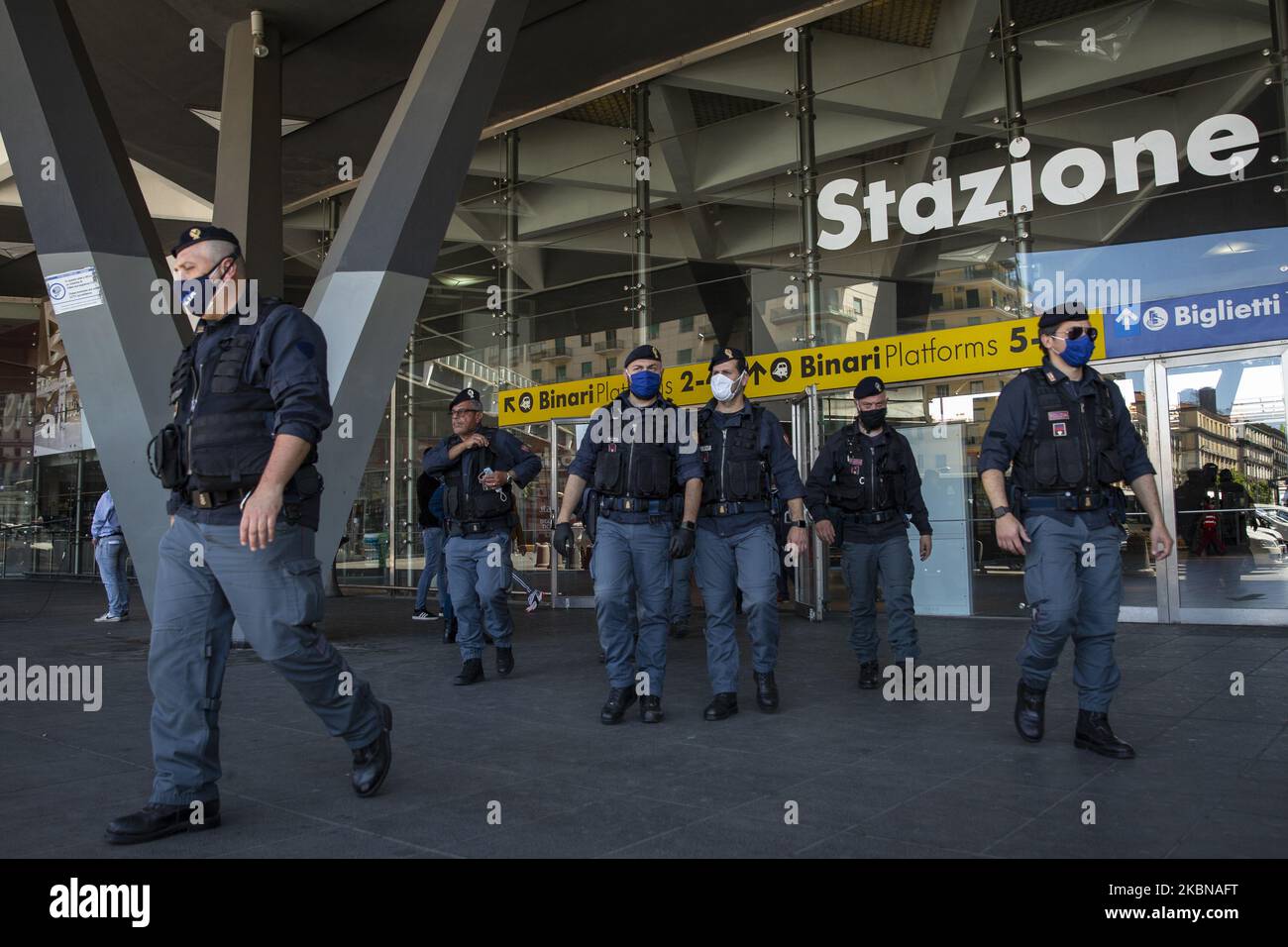 Des agents d'application de la loi patrouillent la gare centrale de Naples, en Italie, lundi, à 4 mai 2020. (Photo de Fabio Burrelli/NurPhoto) Banque D'Images