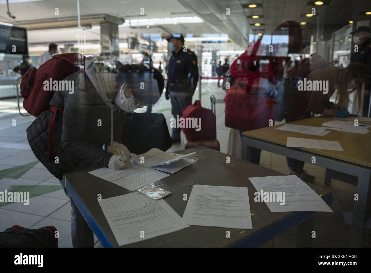 Les voyageurs qui présentent le formulaire d'autocertification avec lequel ils indiquent l'origine et les raisons du voyage. Gare centrale de Naples, Italie, 4 mai 2020. (Photo de Fabio Burrelli/NurPhoto) Banque D'Images