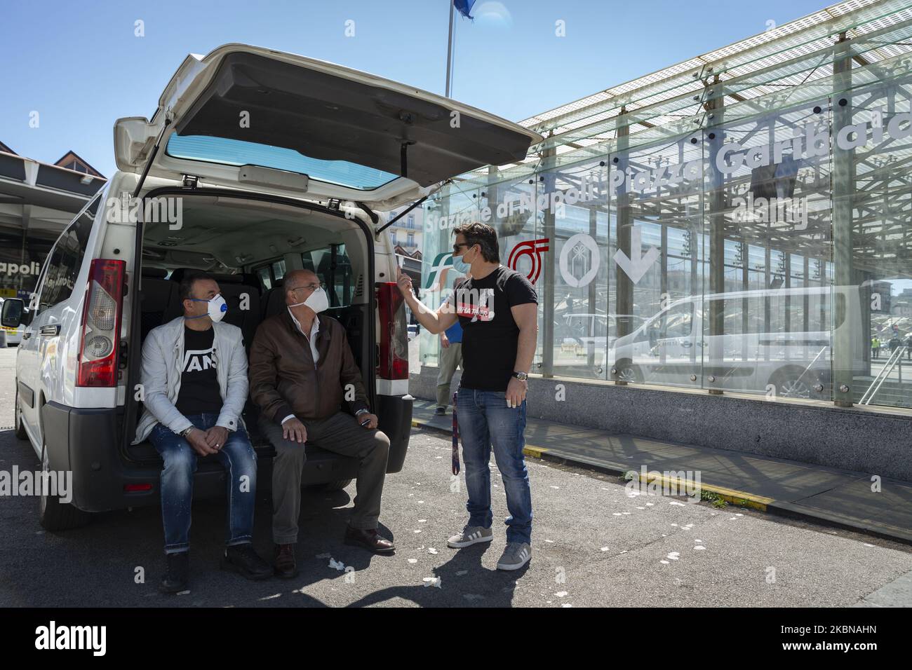 Les chauffeurs de taxi attendent les clients devant la gare centrale de Naples, Italie, lundi, 4 mai 2020. (Photo de Fabio Burrelli/NurPhoto) Banque D'Images