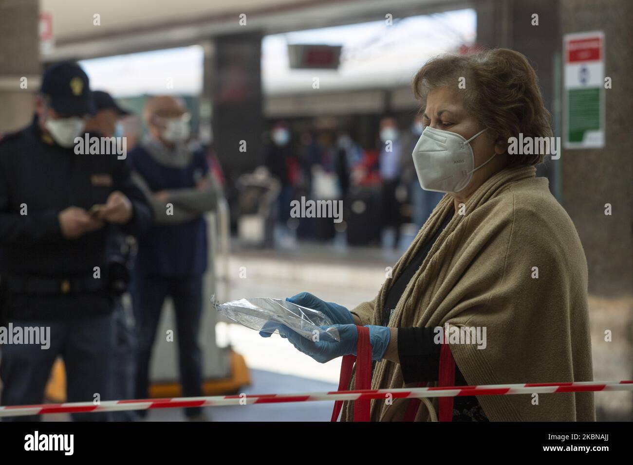 Un voyageur faisant la file d'attente pendant les procédures de contrôle à son arrivée à la gare centrale de Naples, en Italie, le lundi, 4 mai 2020. (Photo de Fabio Burrelli/NurPhoto) Banque D'Images