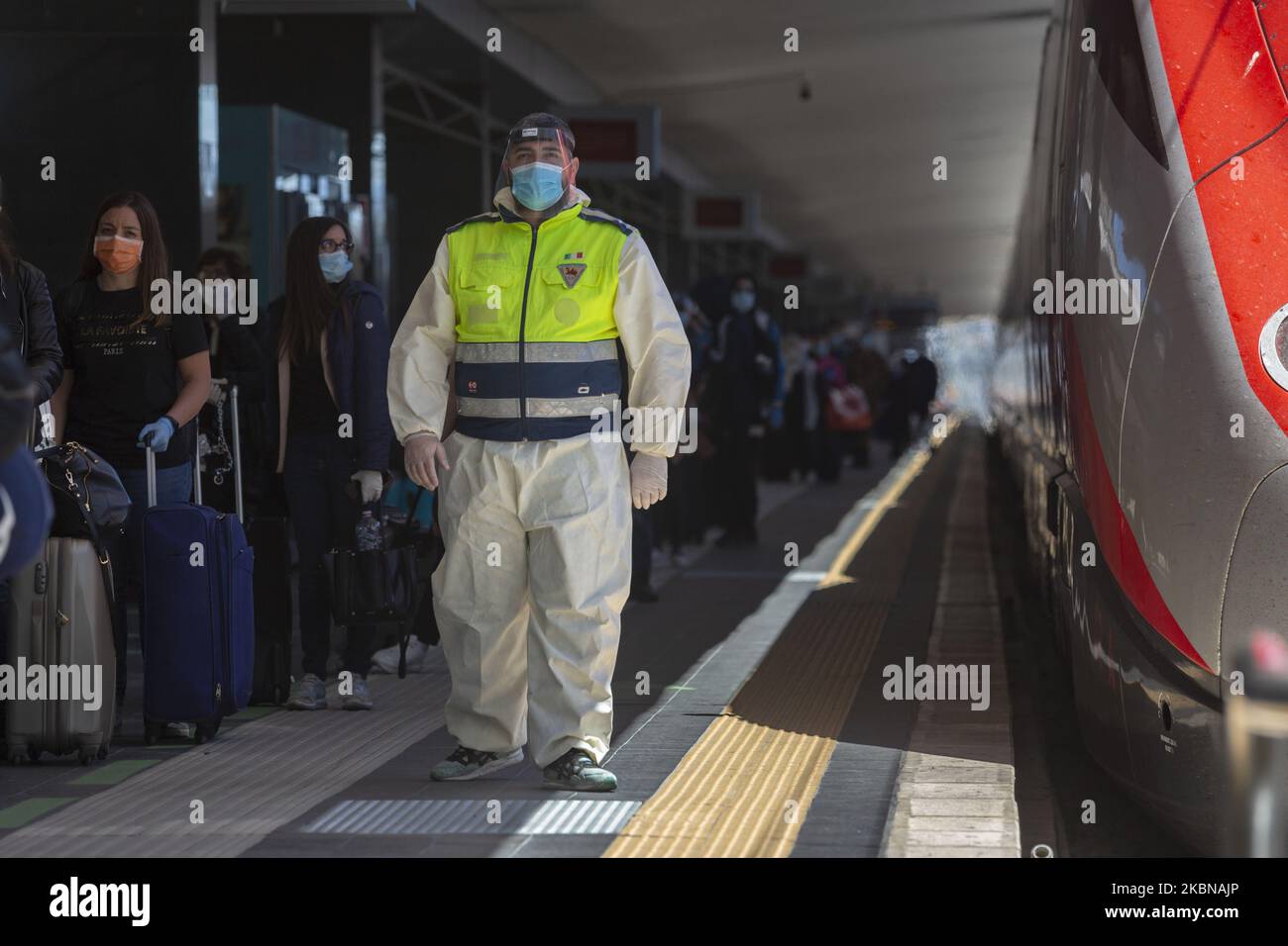 Un officier de chemin de fer portant un équipement de protection debout près de la plate-forme à l'arrivée des voyageurs venant des régions du nord à la gare centrale de Naples, Italie, lundi, 4 mai 2020. (Photo de Fabio Burrelli/NurPhoto) Banque D'Images