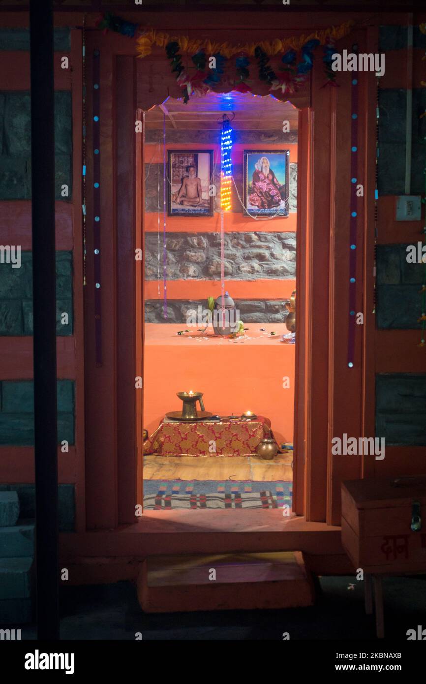 14 juillet 2022, Himachal Pradesh Inde. Un petit lieu de culte hindou avec un Shiva Linga à l'intérieur d'un symbole de Seigneur Shiva. Kailash Yatra dans l'Himalaya. Banque D'Images