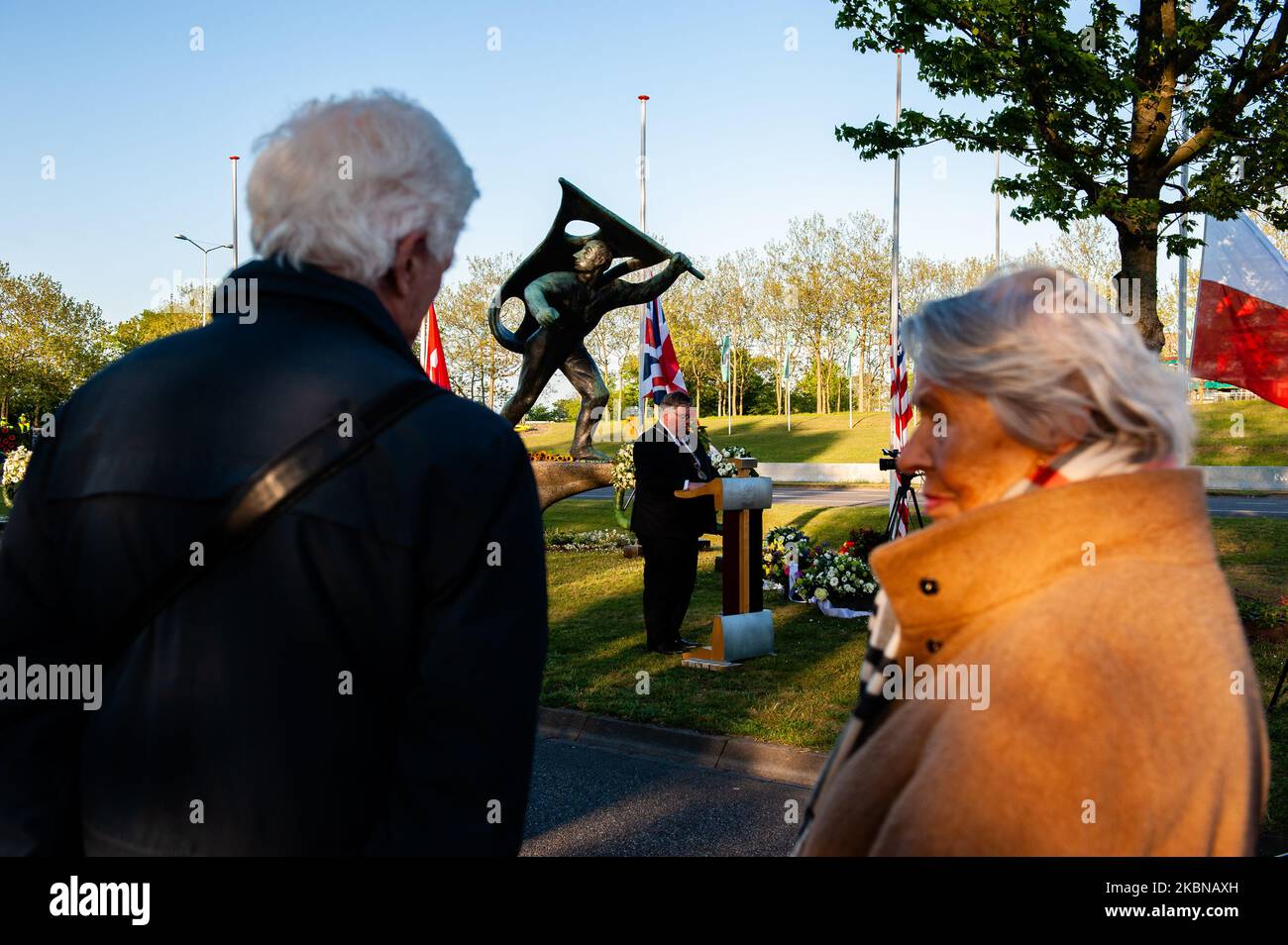 Au 'Keizer Traianusplein', où se tiennent deux monuments à la mémoire des victimes de la Seconde Guerre mondiale, le maire de Nimègue Hubert Bruls prononce son discours traditionnel, suivi de deux minutes de silence, tandis que certains le regardent, pendant le jour du souvenir à Nimègue, sur 4 mai 2020. (Photo par Romy Arroyo Fernandez/NurPhoto) Banque D'Images