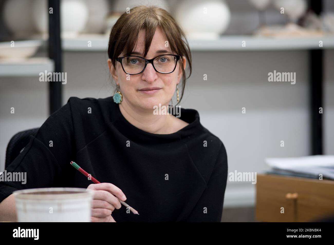 ELISA Suzzi, décorateur de céramique, dans son atelier, la Vecchia Faenza. Sa production se caractérise par la fidélité à la tradition décorative de Faenza, dans ses grandes lignes inchangées depuis le XVe siècle, bien que révisée et réinterprétée. L'atelier est fermé à cause du coronavirus et seul Elisa et sa mère, Laura Silvagni, travaillent à un rythme réduit. Faenza, le 18th avril 2020. (Photo par Andrea Savorani Neri/NurPhoto) Banque D'Images