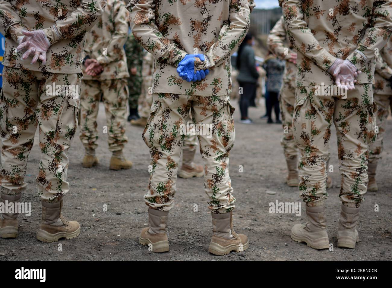 Les habitants d'un secteur dans le sud de Bogota, en Colombie, sur 5 mai 2020, ont bénéficié de l'Union des efforts entre l'Organisation Suma, le Centre de gestion des déchets solides Dona Juana, l'Armée nationale, le bureau du maire local et la Défense civile. 3 700 familles des quartiers de Mochuelo Alto, Mochuelo Bajo, Barranquitos, Esmeralda, Lagunitas, Patticos, la Vereda et Mochuelo Alto ont reçu des sacs de nourriture pour atténuer leurs besoins pendant la quarantaine nationale par COVID 19. (Photo par Vannessa Jimenez G/NurPhoto) Banque D'Images