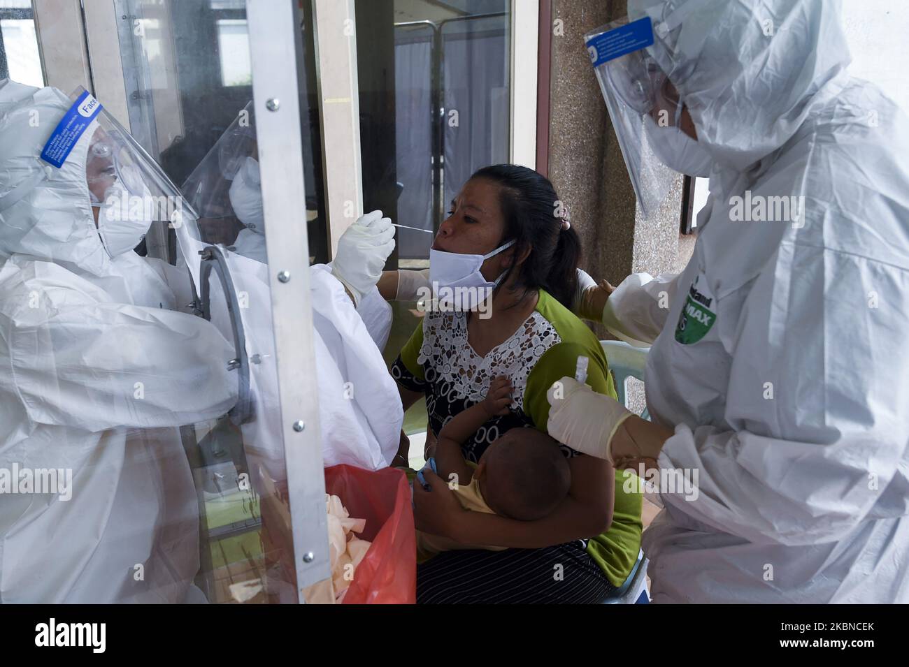 Les agents de santé recueillent un échantillon d'écouvillonnage nasal auprès d'une femme pour tester le coronavirus à Bangkok, Thaïlande, 06 mai 2020. (Photo par Anusak Laowilas/NurPhoto) Banque D'Images