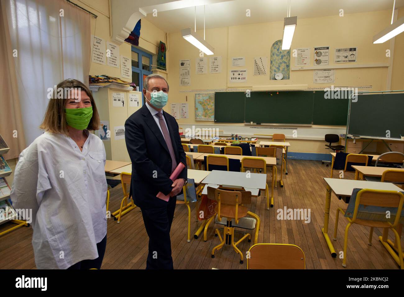 Toulouse a commencé à désinfecter ses écoles pour la réouverture des écoles de 11 mai. Ils désinfectent aussi pour enrayer la propagation du coronavirus SRAS-COV-2, responsable de la maladie Covid-19.le maire de Toulouse et chef de l'Association des maires français des grandes villes (AMGVF : Association des maires de grandes villes de France) est venu visiter et examiner le travail des gens pour préparer et désinfecter l'école de 11 mai. En France, à ce jour, le virus SRAS-COV-2 a tué plus de 25000 personnes. Toulouse. France. 6 mai 2020. (Photo d'Alain Pitton/NurPhoto) Banque D'Images