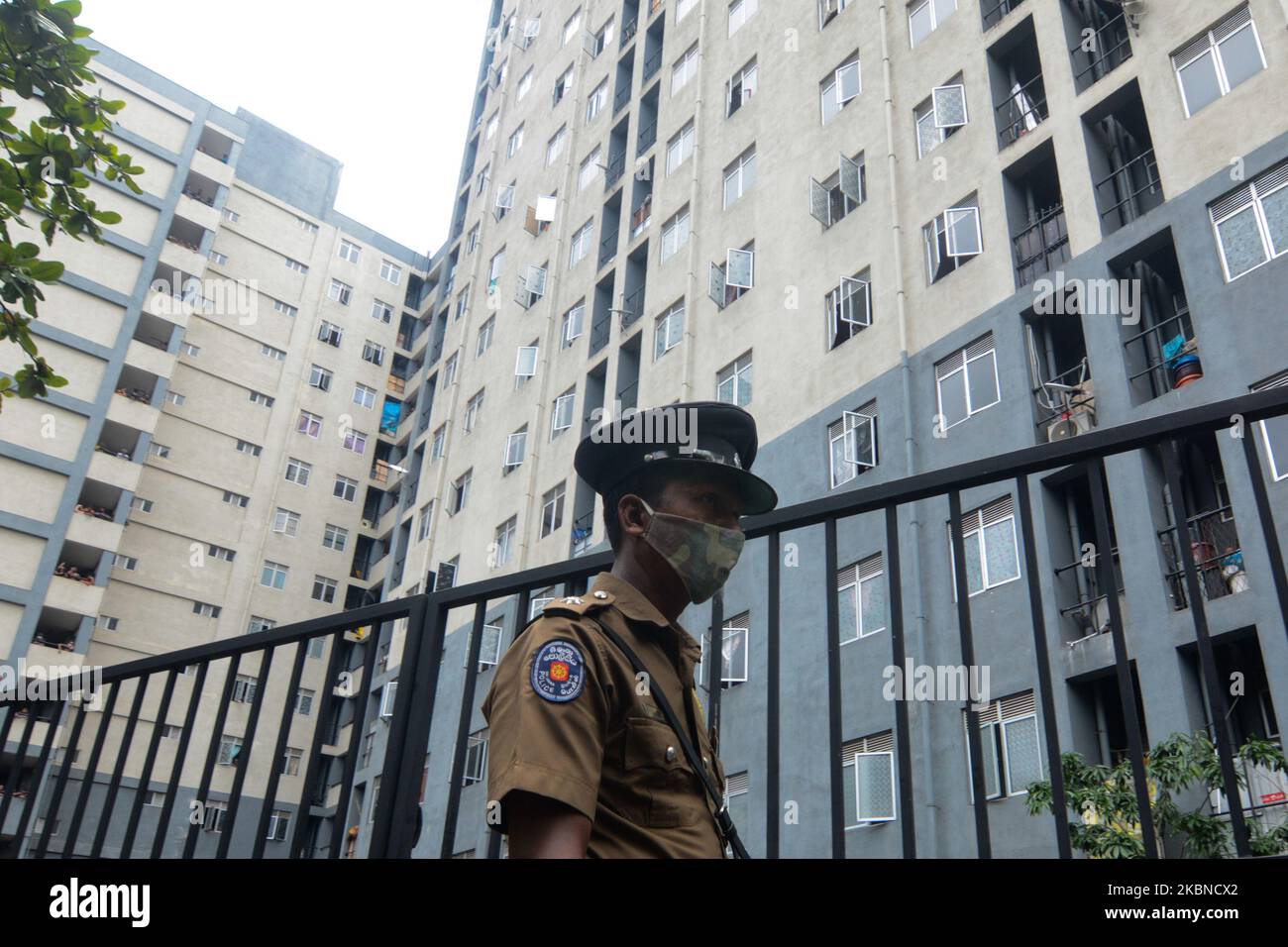 Le policier sri-lankais portant un masque de protection protège Metsanda Sewana Housing Skeem pendant le couvre-feu national comme mesure préventive contre la propagation du coronavirus COVID-19 à Colombo, SriLanka 6 mai 2020 (photo d'Akila Jayawardana/NurPhoto) Banque D'Images