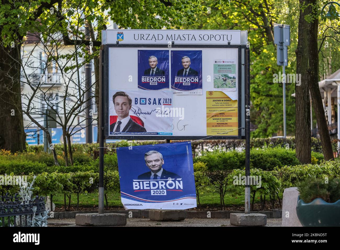 Les affiches électorales de Robert Biedron et Krzysztof Bosak sont visibles à Sopot, en Pologne, le 6 mai 2020, lors de la crise du coronavirus, les élections présidentielles en Pologne doivent avoir lieu sur 10 mai, mais la loi sur laquelle elles doivent se tenir n'est pas adoptée par le Parlement, et la méthode d'élection est inconnue du public 3 jours avant l'élection. (Photo de Michal Fludra/NurPhoto) Banque D'Images