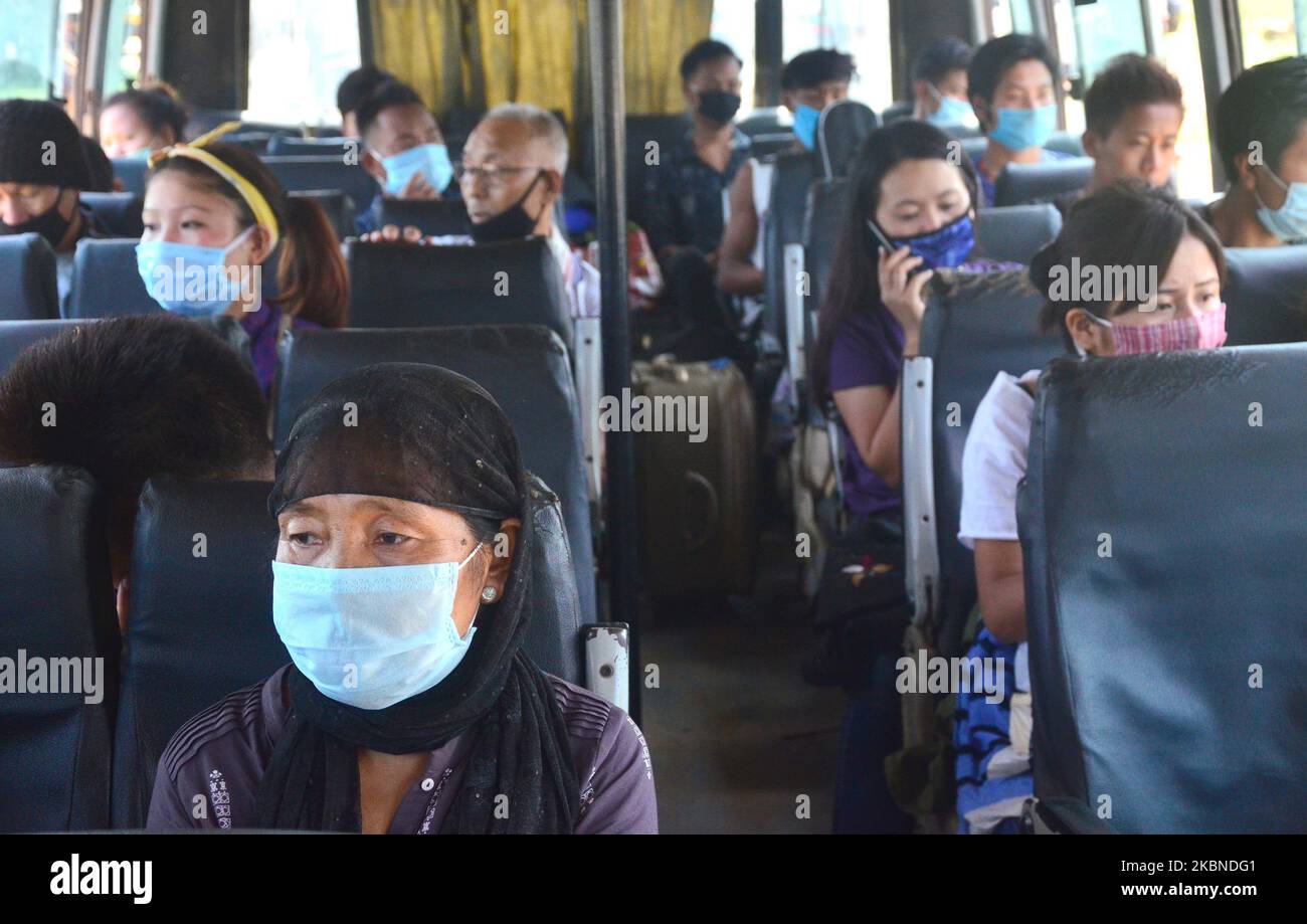 Les personnes portant un masque sont assis à l'intérieur d'un bus, organisé par le gouvernement de l'État pour être transporté vers leur ville natale respective pour les personnes bloquées dans l'État du Nagaland, dans le cadre de l'épidémie de coronavirus Covid-19, à Dimapur, dans l'État du Nagaland, au nord-est de l'Inde, le jeudi 07 mai 2020. Le gouvernement du Nagaland a commencé à ferrer des personnes bloquées dans l'État pour atteindre leurs foyers au milieu de la pandémie du coronavirus Covid-19. (Photo de Caisii Mao/NurPhoto) Banque D'Images