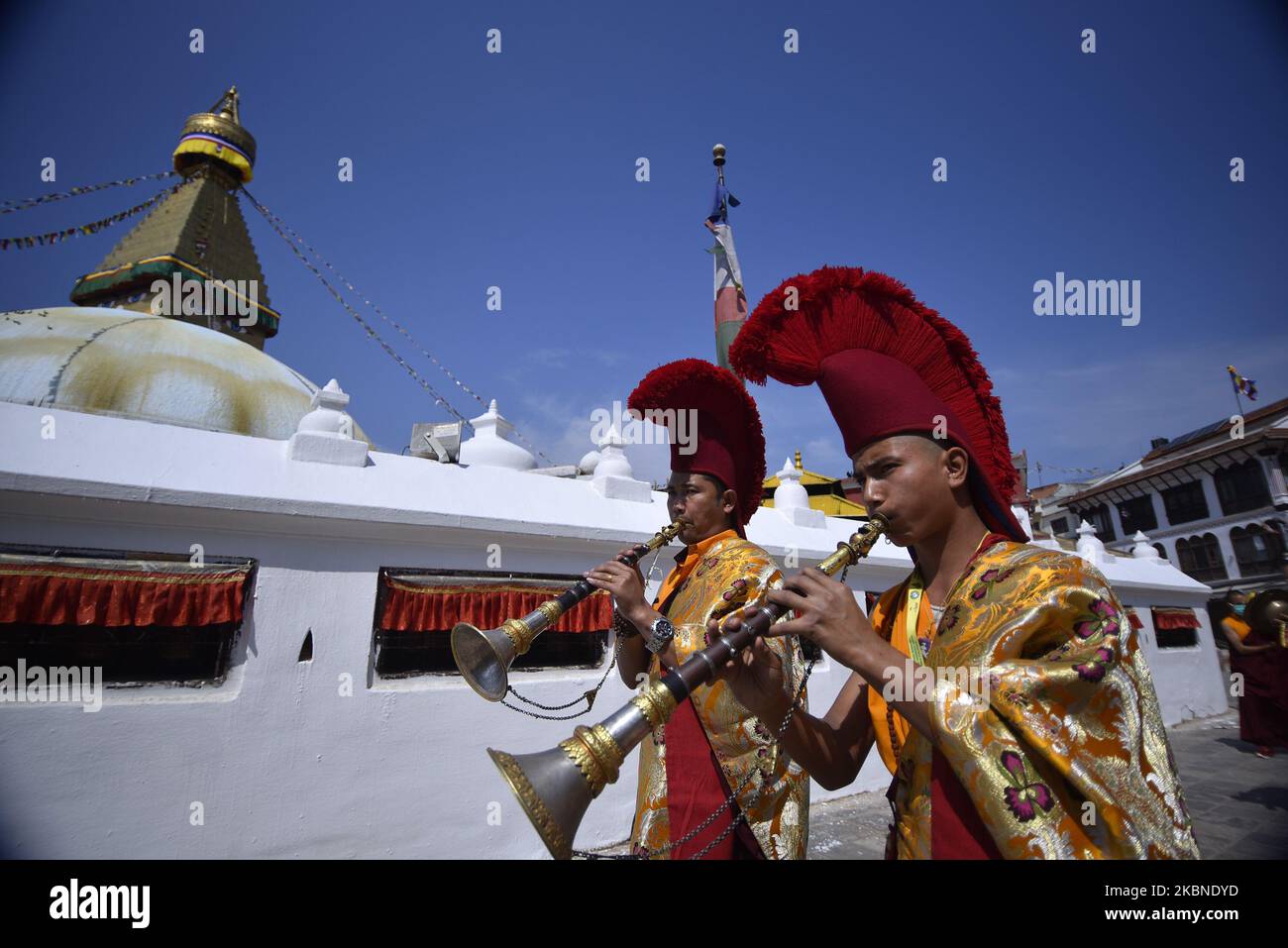 Les Monks bouddhistes népalais priant des instruments traditionnels à Boudhanath Stupa, un site du patrimoine mondial de l'UNESCO lors de la célébration du festival Bouddha Purnima 2 564, anniversaire de naissance du Bouddha Gautam célébré au cours du confinement à l'échelle nationale comme des préoccupations au sujet de la propagation du virus Corona (COVID-19) à Katmandou, Népal jeudi, 07 mai 2020. Bouddhistes du monde entier, Cambodge; Thaïlande; Myanmar; Bhoutan; Sri Lanka; Laos; Mongolie; Japon; Singapour; Taïwan y compris le Népal, observez le festival Bouddha Purnima qui tombe le même jour de pleine lune du calendrier du mois. (Photo de Narayan Maharajan/nu Banque D'Images