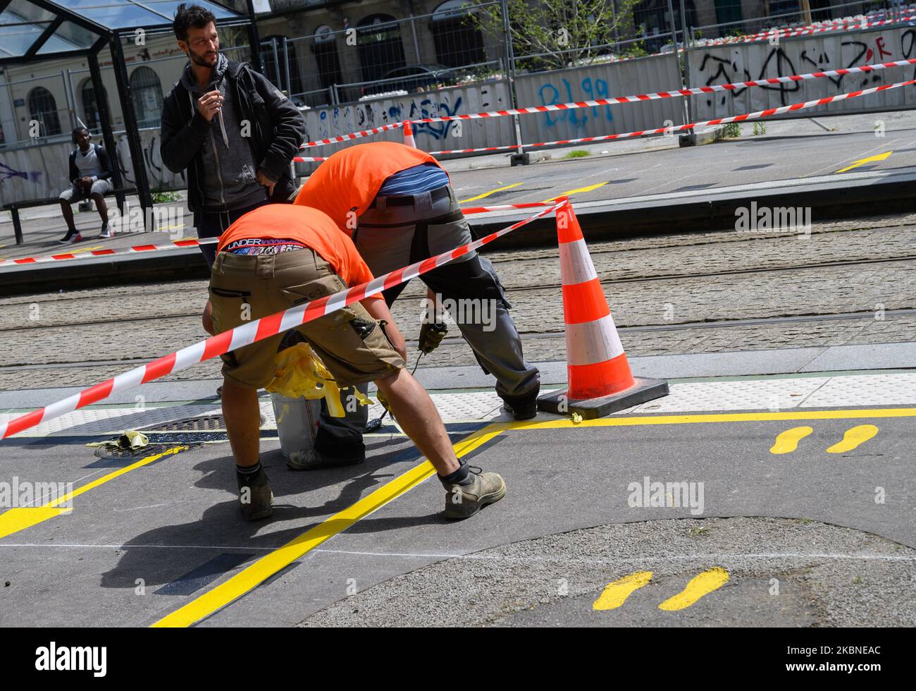 Les travailleurs peignant des marqueurs sur les plates-formes de tram à Nantes, France, sur 7 mai, 2020so que les utilisateurs peuvent respecter les règles de la distanciation sociale pour se protéger contre le coronavirus / Covid-19. (Photo par Estelle Ruiz/NurPhoto) Banque D'Images
