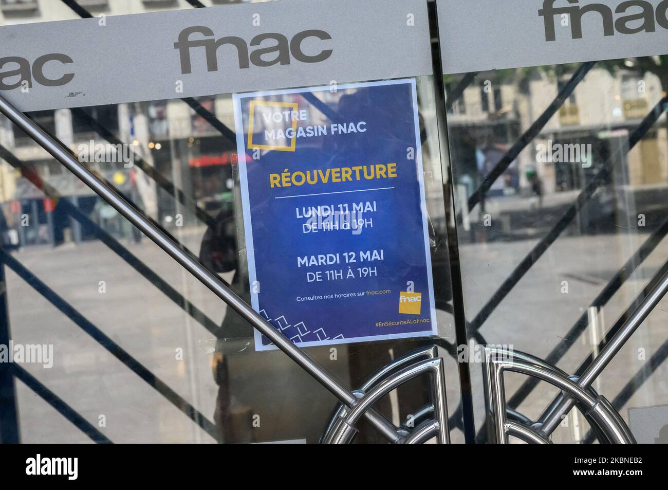 Un conseil à Nantes, France, sur 7 mai 2020. Les magasins et magasins de Nantes (France) se préparent à rouvrir sur 11 mai 2020 après 7 semaines de confinement destiné à freiner la propagation du coronavirus / Covid-19. (Photo par Estelle Ruiz/NurPhoto) Banque D'Images