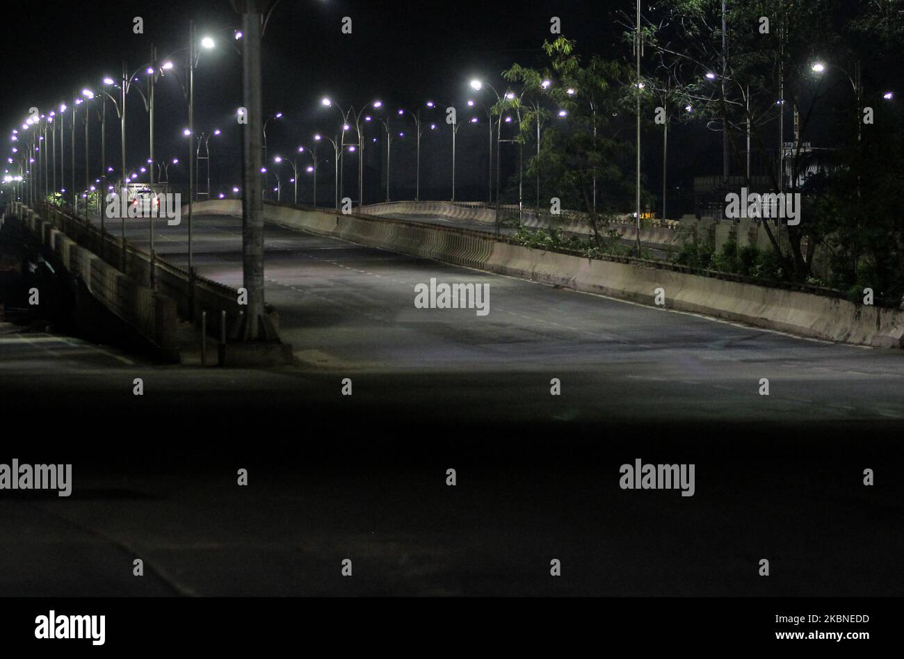 .Une route de pont de passage supérieur semble déserte comme couvre-feu imposé dans toute la nuit dans la capitale de l'État indien de l'est, Bhubaneswar, pour lutter contre la pandémie du coronavirus. (Photo par STR/NurPhoto) Banque D'Images