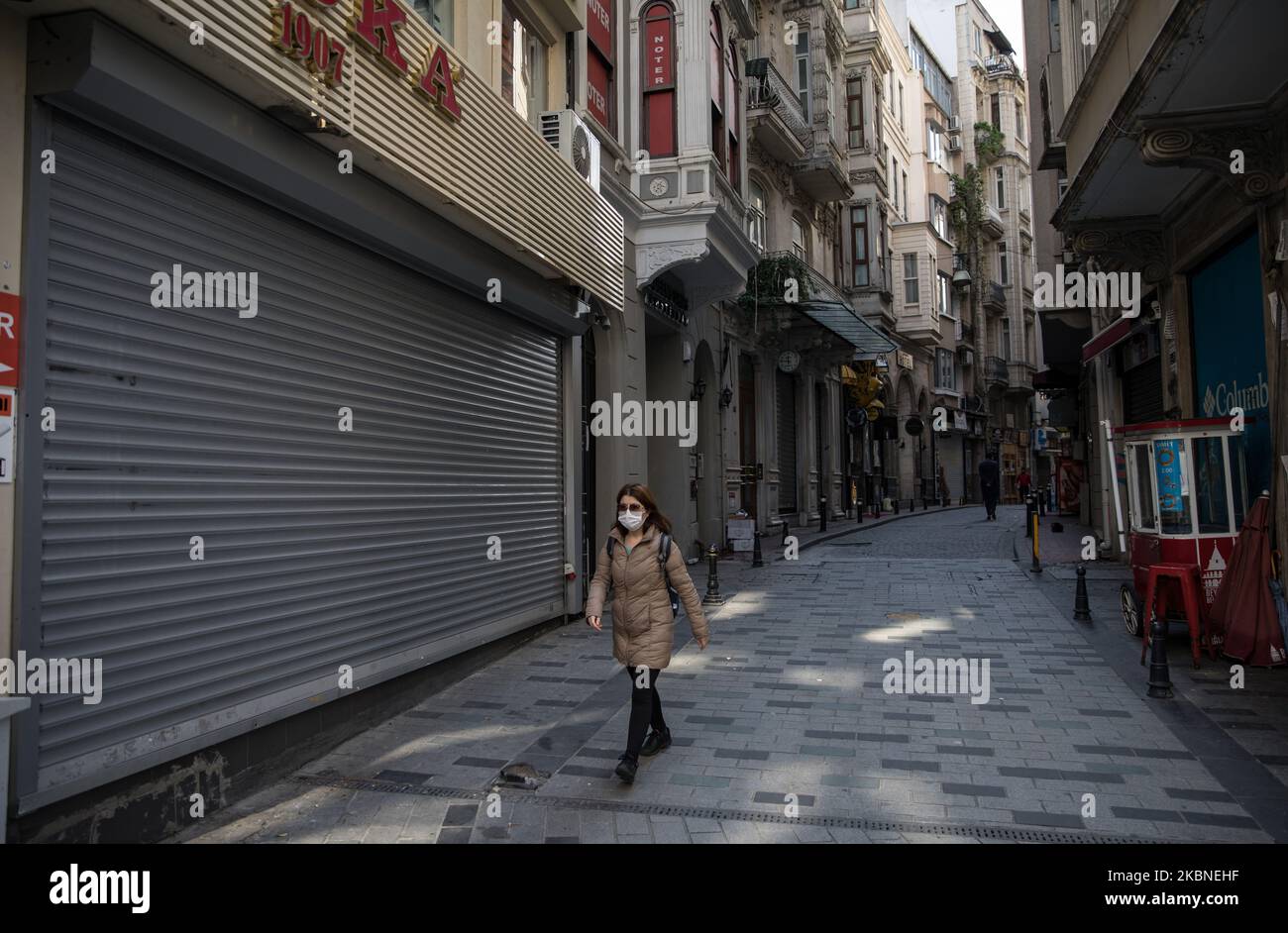 Une femme marche sur la rue Istiklal déserte à Istanbul, Turquie sur 07 mai 2020. Depuis la première confirmation de son cas au 10 mars, la Turquie a jusqu'à présent effectué 1 234 724 tests de diagnostic et un total de 131 744 personnes ont été testées positives pour le virus. Le nombre de morts s'élève actuellement à 3 584 et 78 202 personnes entièrement récupérées de la maladie. Jusqu'à présent, 10,6% des personnes testées en Turquie ont reçu un diagnostic de COVID-19. Le taux de mortalité entre 17 mars -- lorsque le premier décès a été enregistré et 6 mai est de 2,7%. (Photo de CEM TekkeÅŸinoÄŸlu/NurPhoto) Banque D'Images