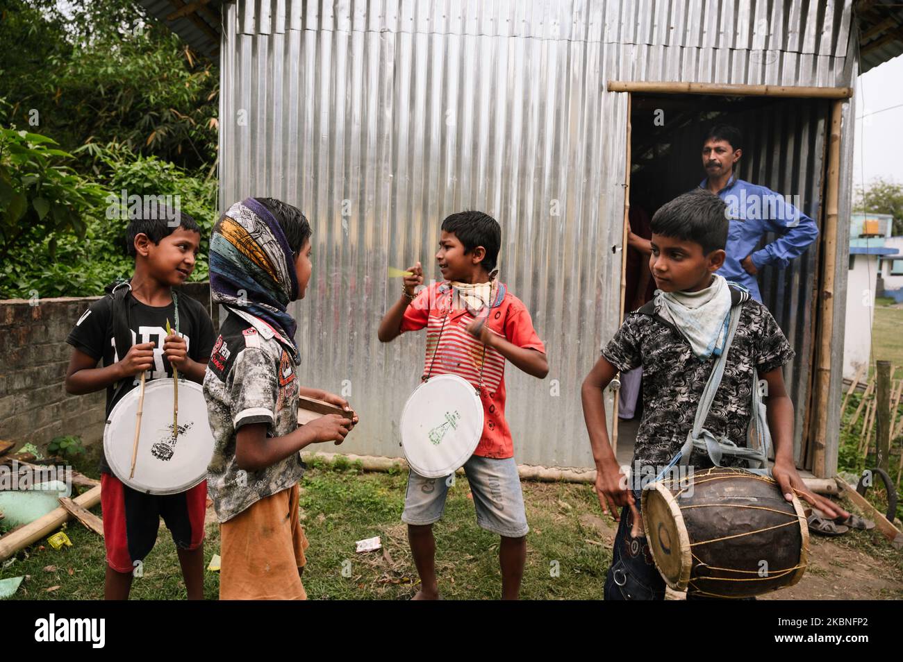 Un groupe d'enfants chantant et jouant des tambours sur un terrain sans sécurité Corona à Tehatta, Bengale-Occidental, Inde, on 23 mars 2020. La plupart de leurs pères ou de leur mère travaillent dans d'autres États. Le problème avec les villages éloignés comme Tehatta est que toutes les nouvelles arrivent tard.le gouvernement du Bengale occidental a identifié sept de ses zones comme ''hotspots' de l'infection du virus Corona et Tehatta, Bengale occidental, est l'un d'eux. (Photo de Soumyabrata Roy/NurPhoto) Banque D'Images