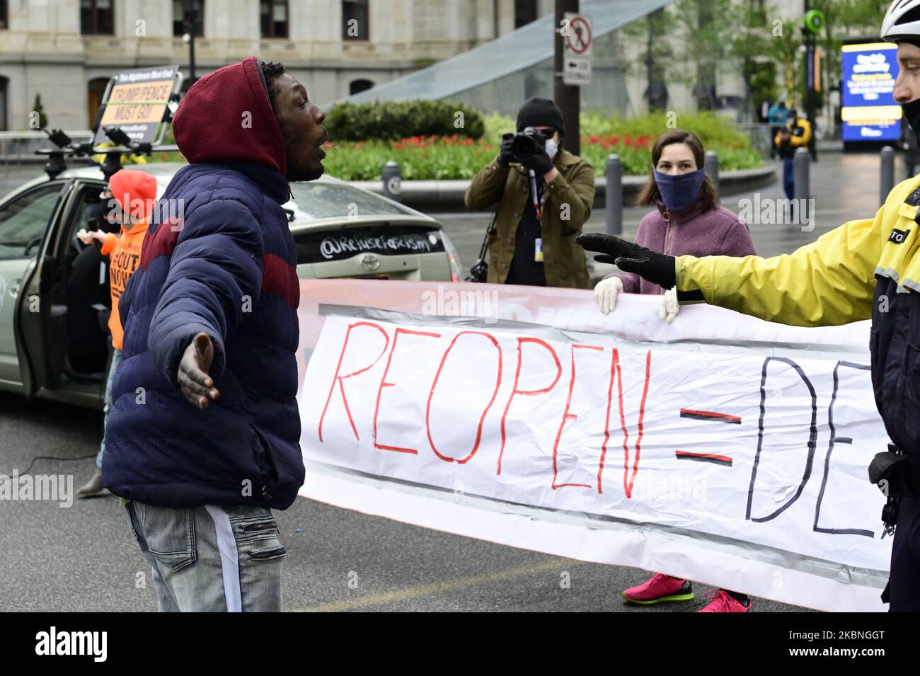 n un homme non identifié fait sortir une bannière des mains des contre-manifestants à l'hôtel de ville, à Philadelphie, en Pennsylvanie, sur 8 mai 2020. Les manifestants se rassemblent pour exiger la réouverture de l'État lors d'un rassemblement. Cette semaine, le gouverneur Tom Wolf prolonge la commande de séjour à la maison pour la région (photo de Bastiaan Slabbers/NurPhoto) Banque D'Images