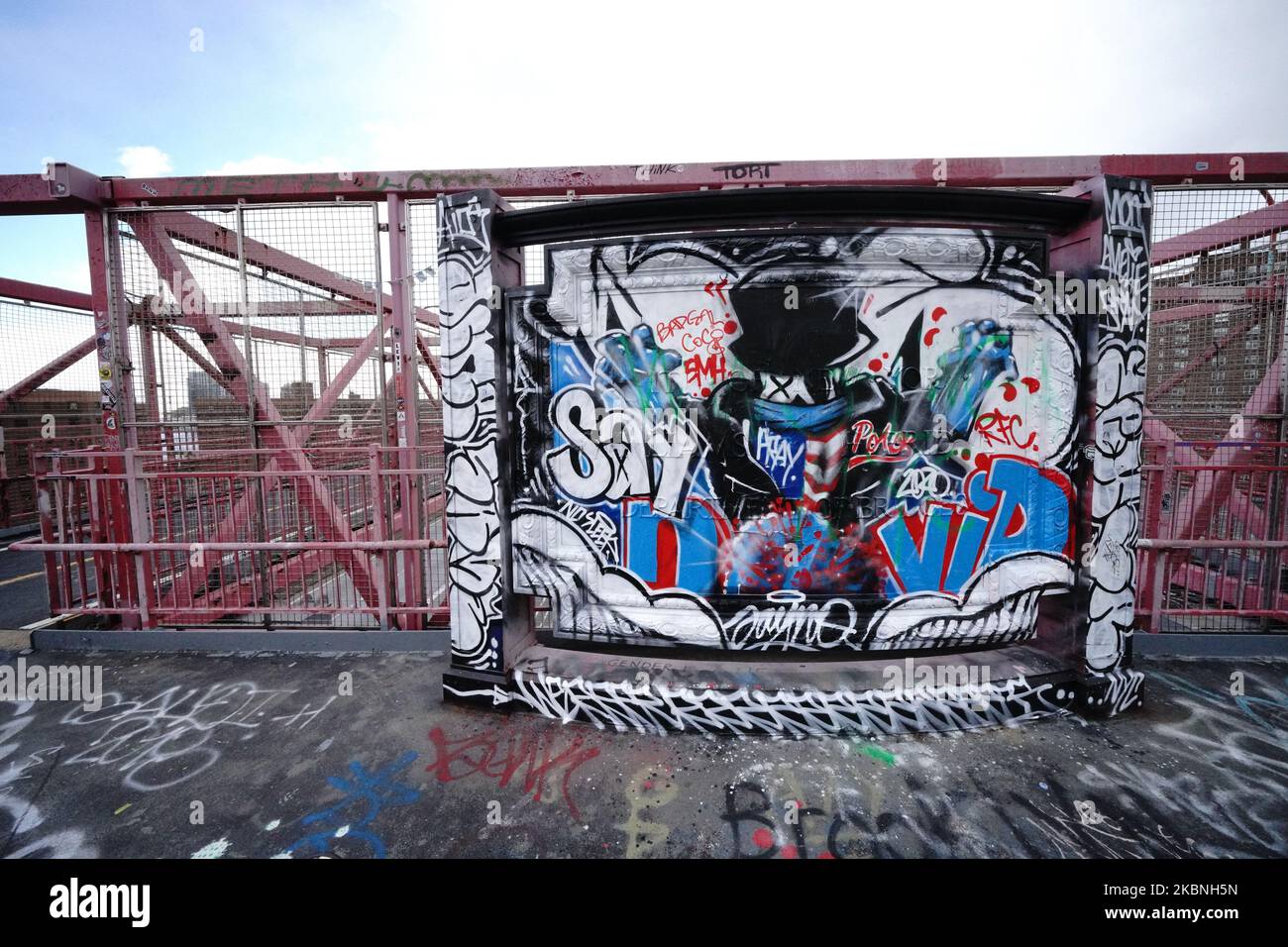 Vue sur un Graffti au pont de Williamsburg à New York, aux États-Unis, pendant la pandémie du coronavirus à 9 mai 2020, dans la ville de New York. Le COVID-19 s'est répandu dans la plupart des pays du monde, faisant plus de 270 000 morts et plus de 3,9 millions d'infections signalées. (Photo de John Nacion/NurPhoto) Banque D'Images