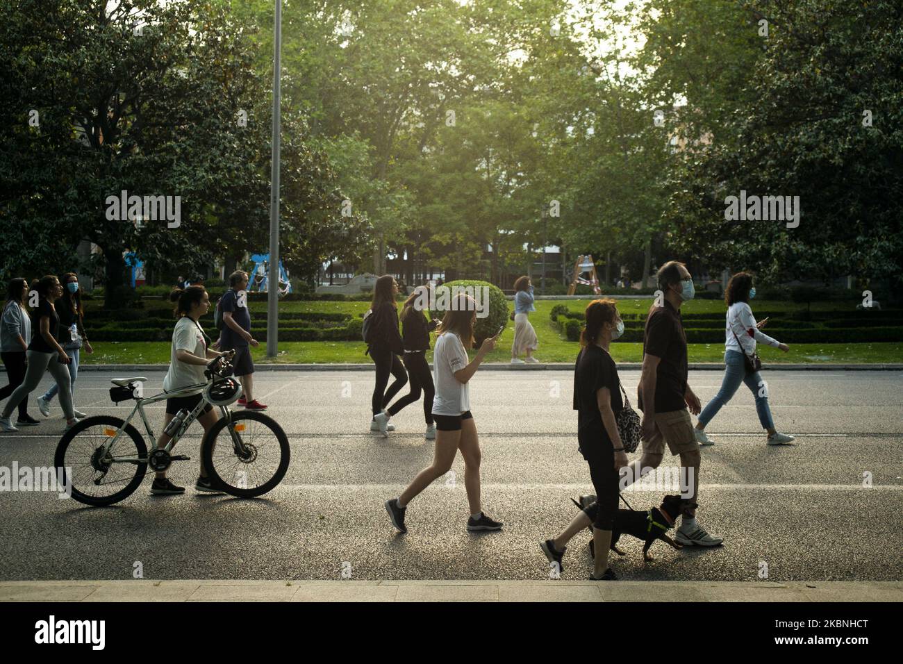 Les gens marchent et s'exercent dans la rue Paseo del Prado pendant les horaires autorisés sur 09 mai 2020 à Madrid, Espagne. Le conseil municipal de Madrid a piétonnier 29 rues de la capitale pendant le week-end afin que les gens puissent respecter la distance de sécurité. L'Espagne ouvre des entreprises telles que des coiffeurs, des restaurants de livraison de nourriture et des magasins de livre après des semaines de verrouillage. L'Espagne a connu plus de 223 500 cas confirmés de COVID-19 et plus de 26 400 décès, bien que le taux ait diminué en raison des mesures de confinement (photo d'Oscar Gonzalez/NurPhoto) Banque D'Images