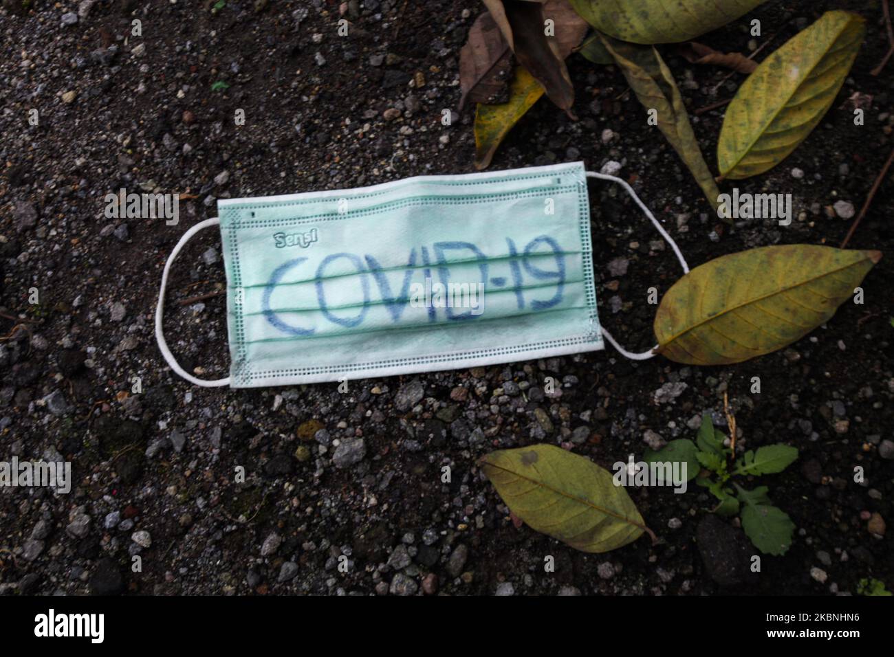 Un masque facial dans la rue à Bogor, Indonésie, sur 10 mai 2020. (Photo Illustration par Adriana Adie/NurPhoto) Banque D'Images