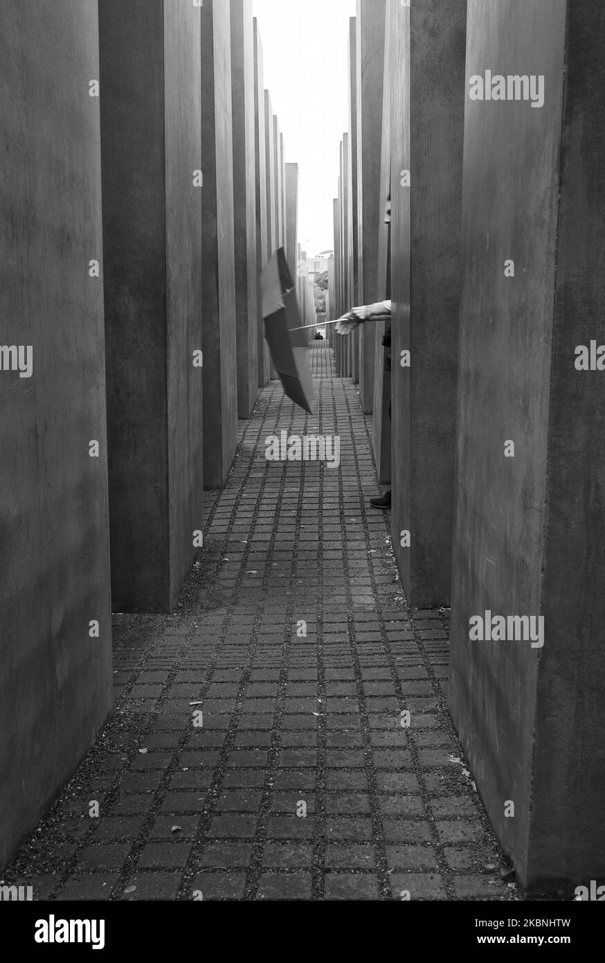 (NOTE DE LA RÉDACTION: L'image a été convertie en noir et blanc) le Monument aux Juifs assassinés d'Europe à Berlin, Allemagne sur 29 août 2014. Connu sous le nom de Shoah-Mahnmal est un mémorial à Berlin aux victimes juives de l'Holocauste, conçu par l'architecte Peter Eisenman et l'ingénieur Buro Happold. C'est un champ de 19 000 mètres carrés recouvert d'une grille quadrillée sur laquelle se trouvent 2 711 dalles de béton. (Photo par Oscar Gonzalez/NurPhoto) Banque D'Images