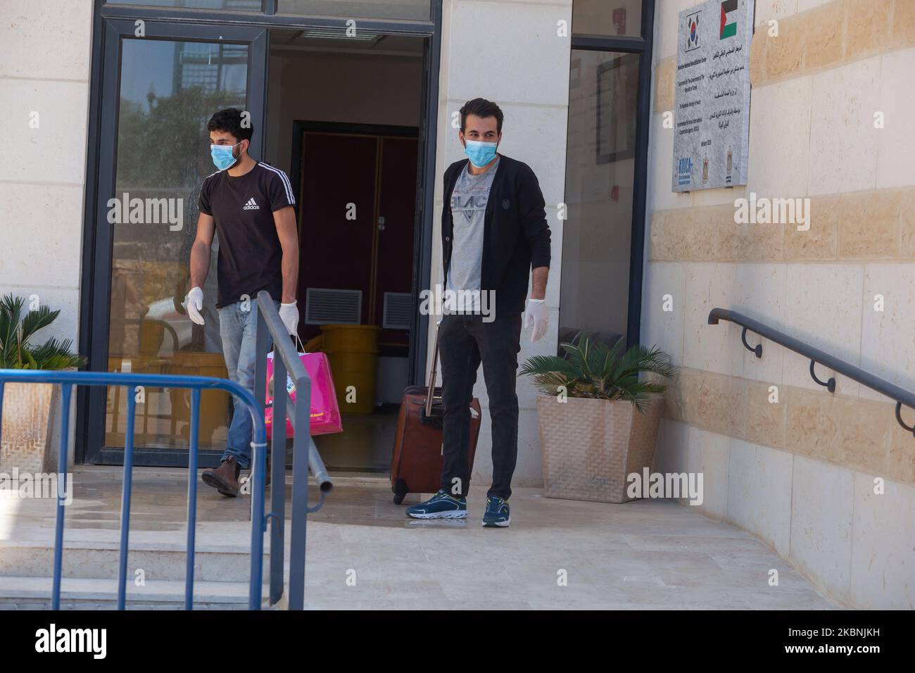 Les patients guéris quittent un hôpital de fortune pour les patients infectés par le coronavirus COVID-19, dans la ville de Bethléem, en Cisjordanie, sur 10 mai 2020. Les trois derniers patients palestiniens du COVID-19 à Bethléem ont quitté l'hôpital de fortune après leur plein rétablissement. Selon l'Agence palestinienne de presse (WAFA), Mai al-Kaila, le ministre palestinien de la Santé a déclaré dimanche que la Palestine avait enregistré 30 cas de récupération. Selon al-Kaila, le nombre de Palestiniens qui ont récupéré depuis 5 mars a atteint 334 cas, « ce qui signifie que 61 pour cent des cas infectés se sont rétablis ». (Photo b Banque D'Images