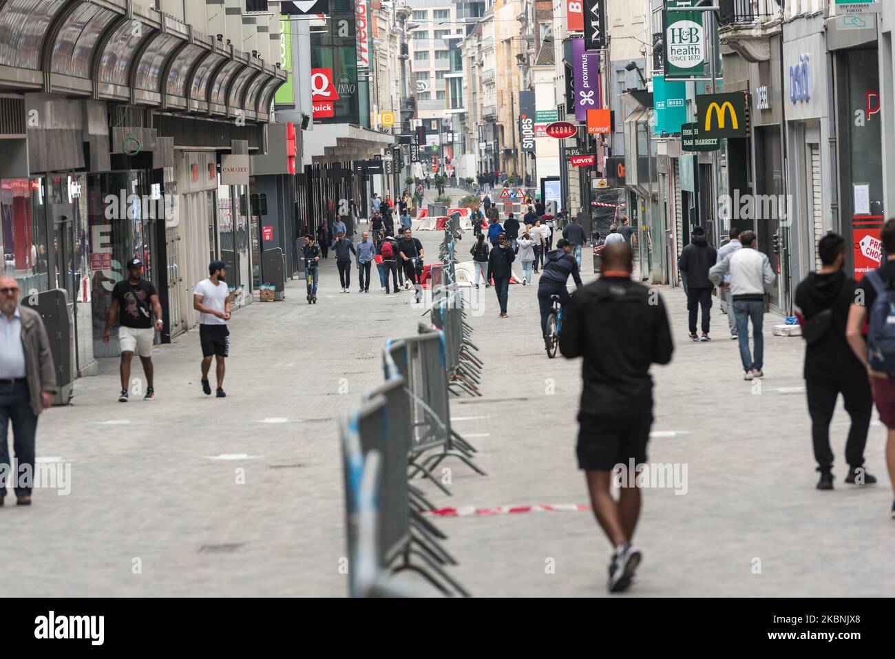 Piéton portant un masque dans la Nieuwstraat ou rue Neuve, Bruxelles - Belgique sur 10 mai 2020 pendant l'urgence du coronavirus (photo de Jonathan Raa/NurPhoto) Banque D'Images