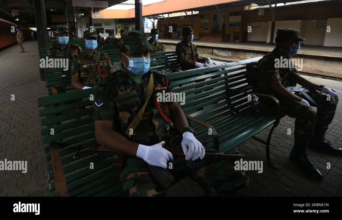 Les soldats sri-lankais maintiennent des distances sociales en attendant un train à Colombo, au Sri Lanka. 11 mai 2020. Des milliers de soldats sri-lankais ont été déployés par le gouvernement sri-lankais depuis mars, quand le couvre-feu a été imposé à travers le pays pour aider à réduire au minimum la propagation de Covid-19 au Sri Lanka. Le gouvernement sri-lankais dirigé par le président Gotabaya RajapaksaÂ a redémarré la plupart de l'Etat et le privé Services sectoriels le lundi (11) à Colombos, alors que le couvre-feu a été imposé. Selon le rapport de situation Covid-19 (11 mai 2020) publié par le Sri Lanka Epidemiology Unit of Ministry of Banque D'Images