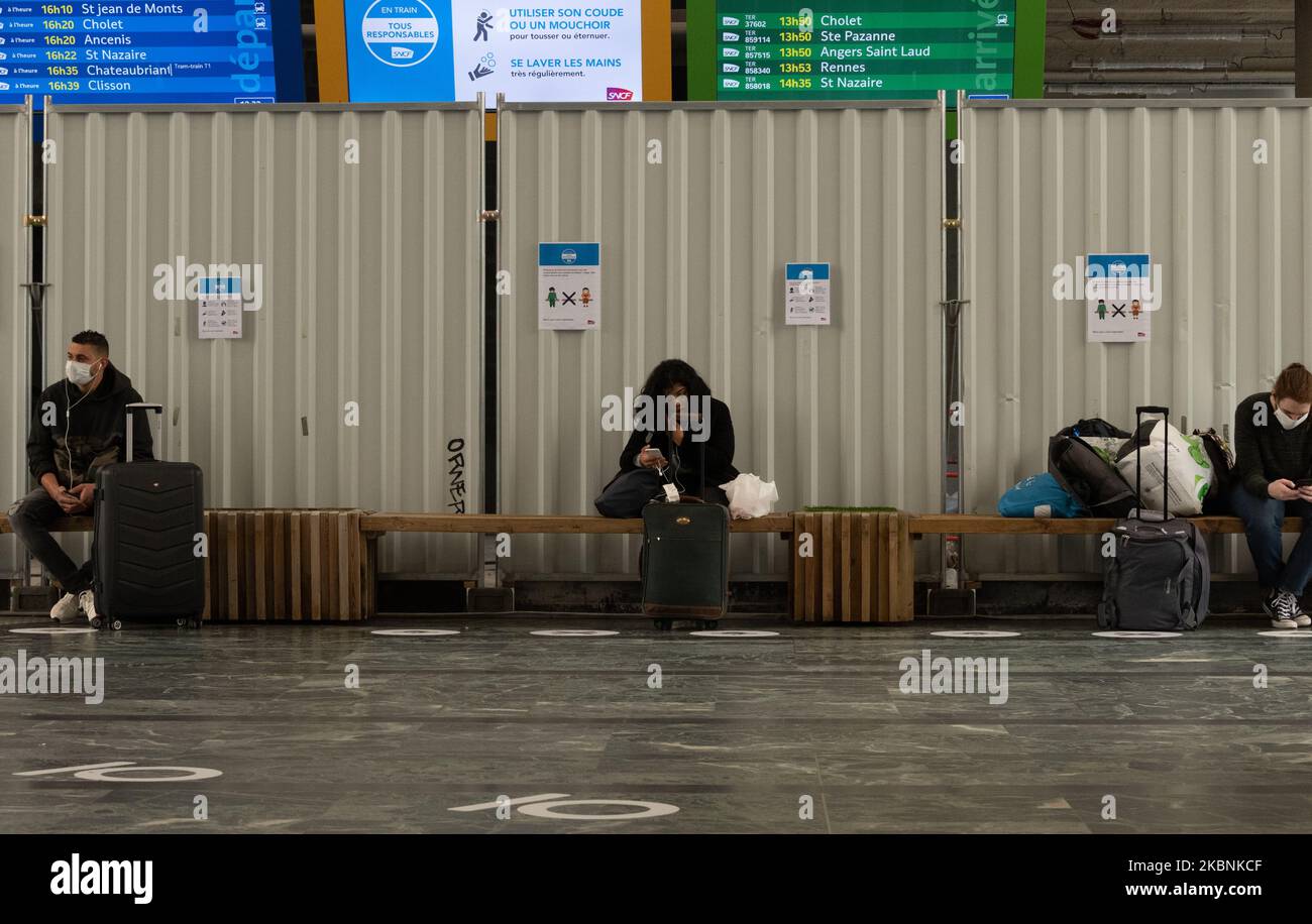Utilisateurs de mesures de distancement social à la gare de Nantes, France, on sur 11 mai 2020, au cours du premier jour de déconditionnement (photo par Estelle Ruiz/NurPhoto) Banque D'Images