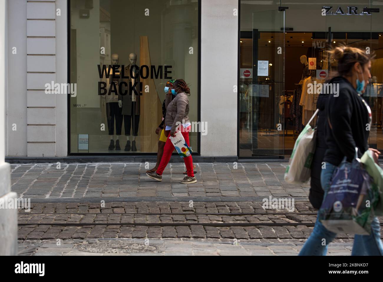 Les gens viennent dans la rue commerçante à pied pour acheter de nouveaux  vêtements à Gand, en Belgique, le 11 mai 2020. La Belgique prend des  mesures pour assouplir les restrictions en