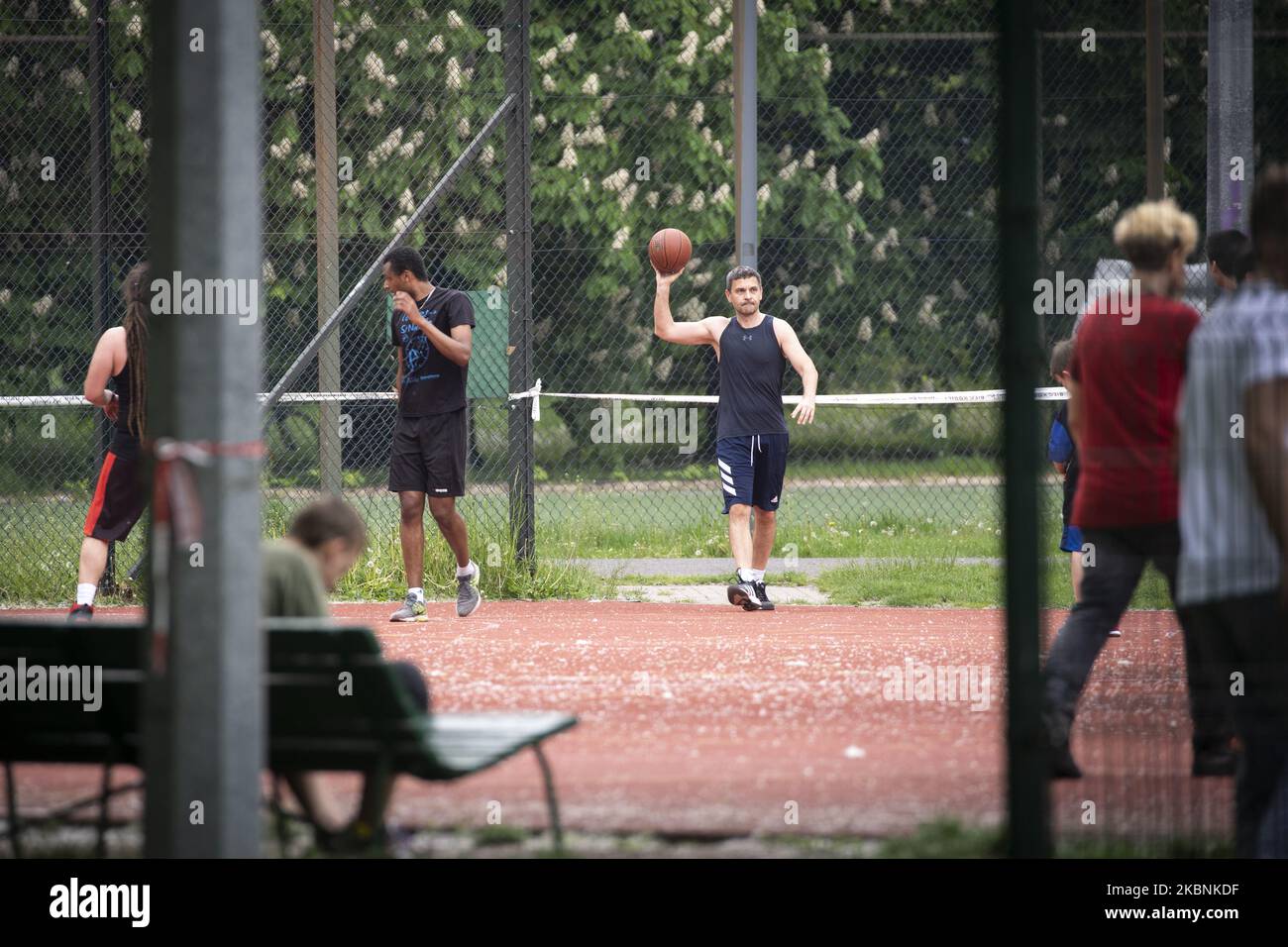 On voit des gens sans masque jouer au basket-ball dans un parc à Varsovie, en Pologne, sur 11 mai 2020. Lors d'une conférence de presse sur Monady, le ministre polonais de la Santé, Lukasz Szumowski, s'est déclaré d'accord avec le fait de laisser les gens retourner au travail malgré l'épidémie de coronavirus. Les conséquences de ne pas dégeler l'économie selon Szumowksi se ressentiraient également dans le domaine de la santé. (Photo de Jaap Arriens/NurPhoto) Banque D'Images